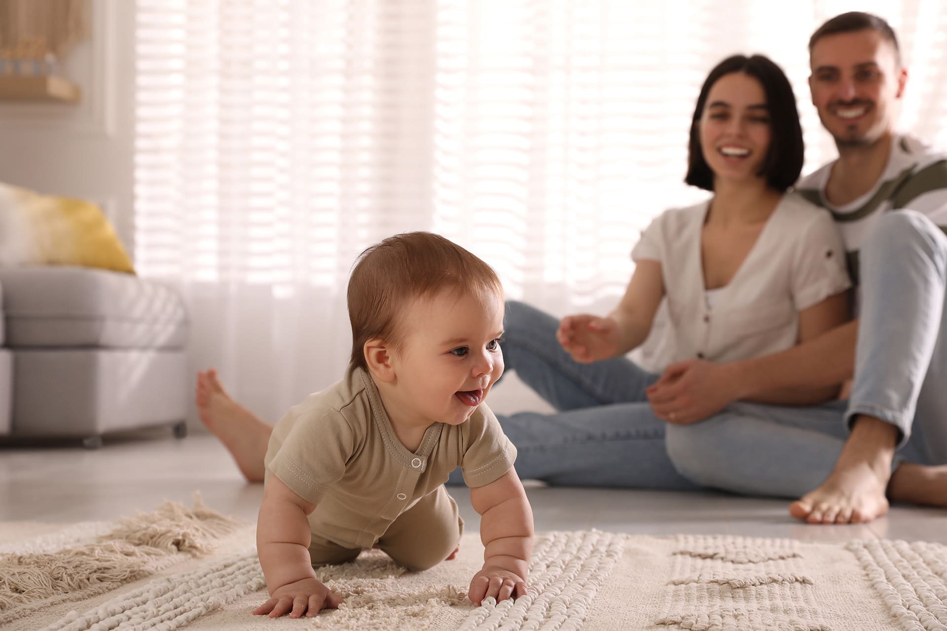 Bebé gateando junto a sus papás