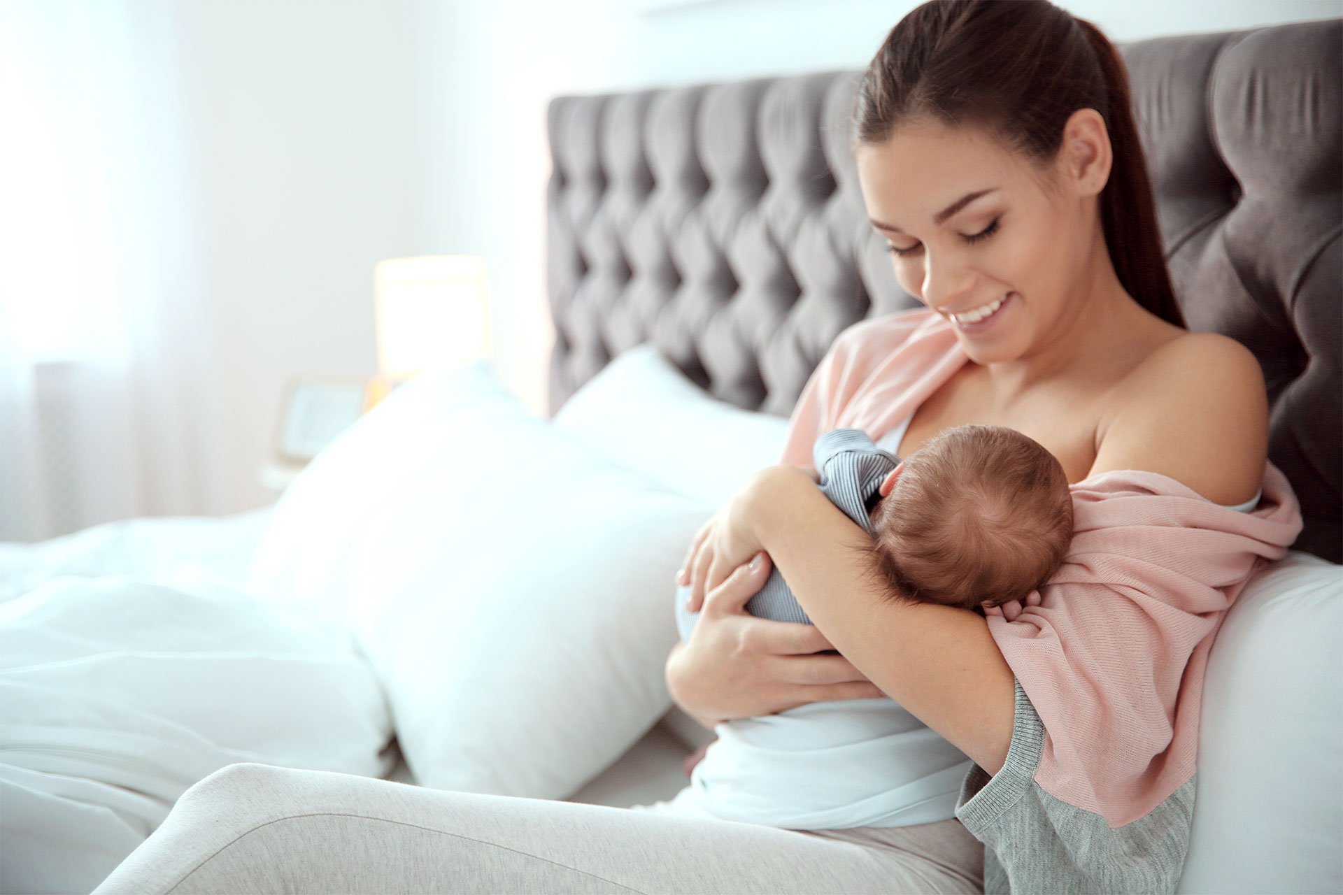 Mamá amamantando a su bebé en la cama