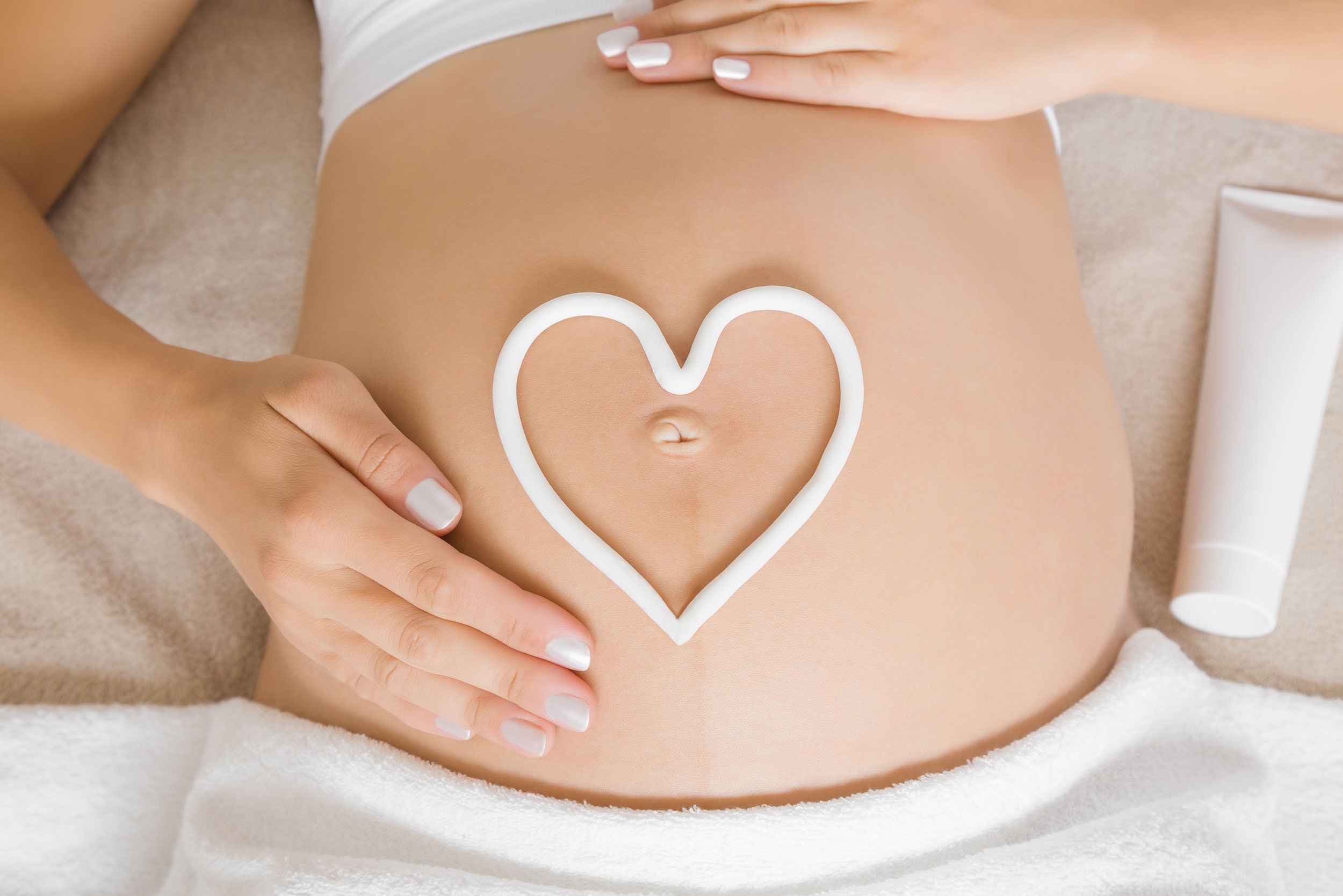 Embarazada con corazón en su barriga