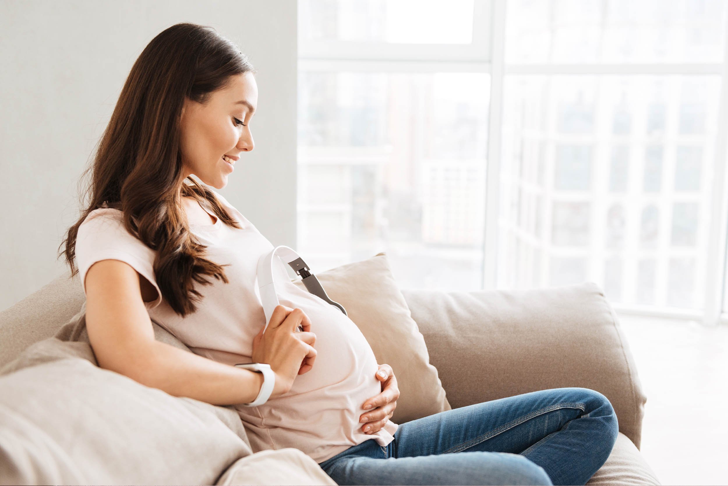 Embarazada poniendo música a su barriga