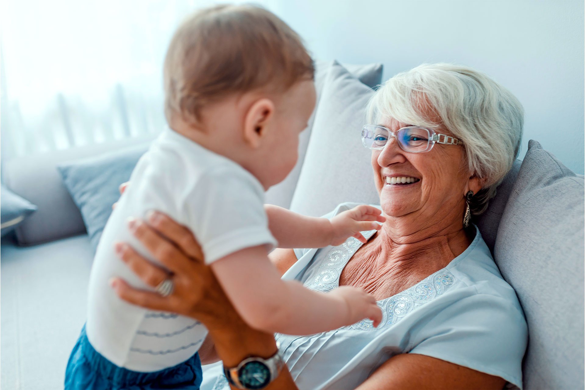 Abuela cargando a su nieto bebé