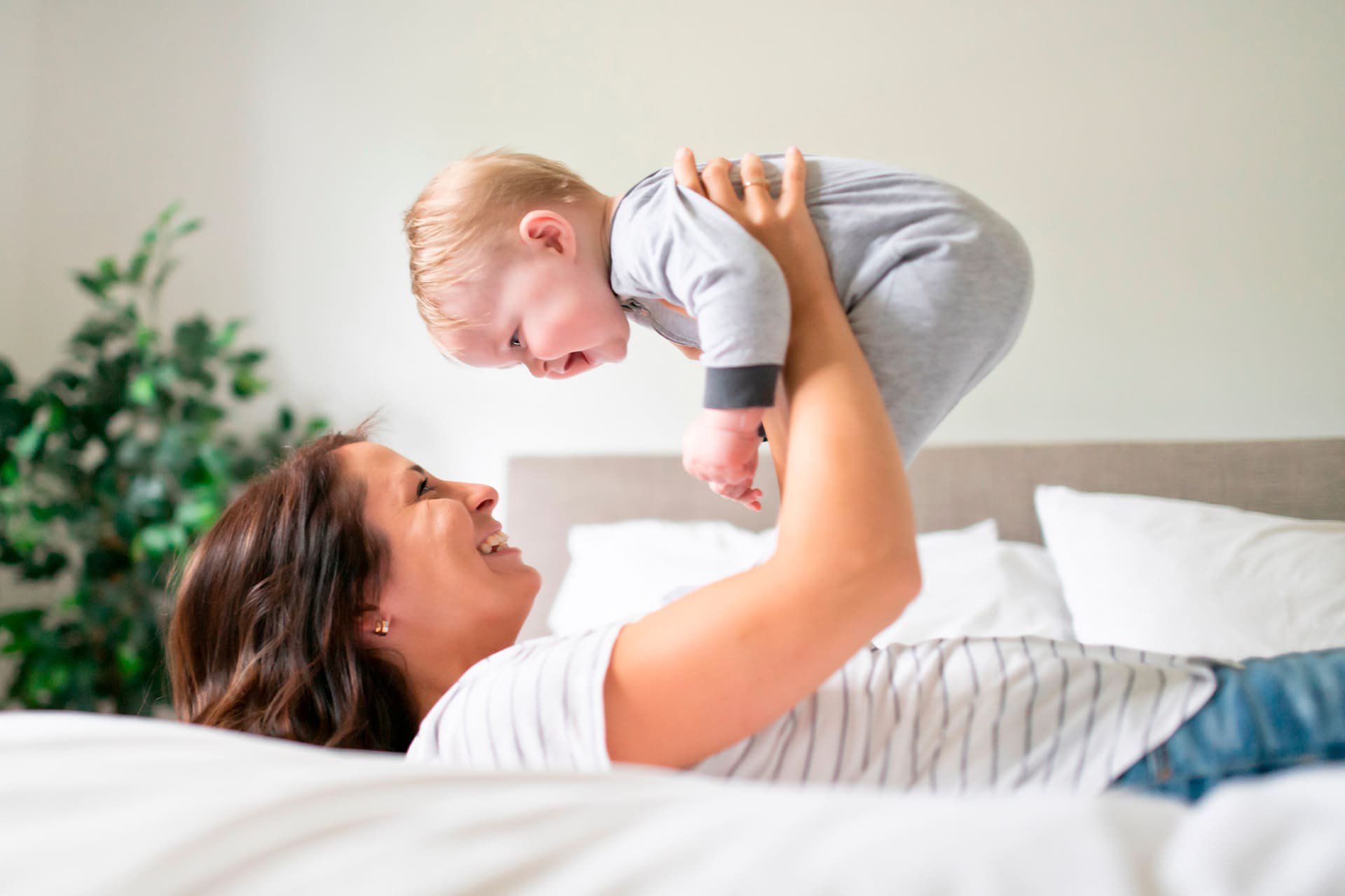 Mamá alzando a su bebé