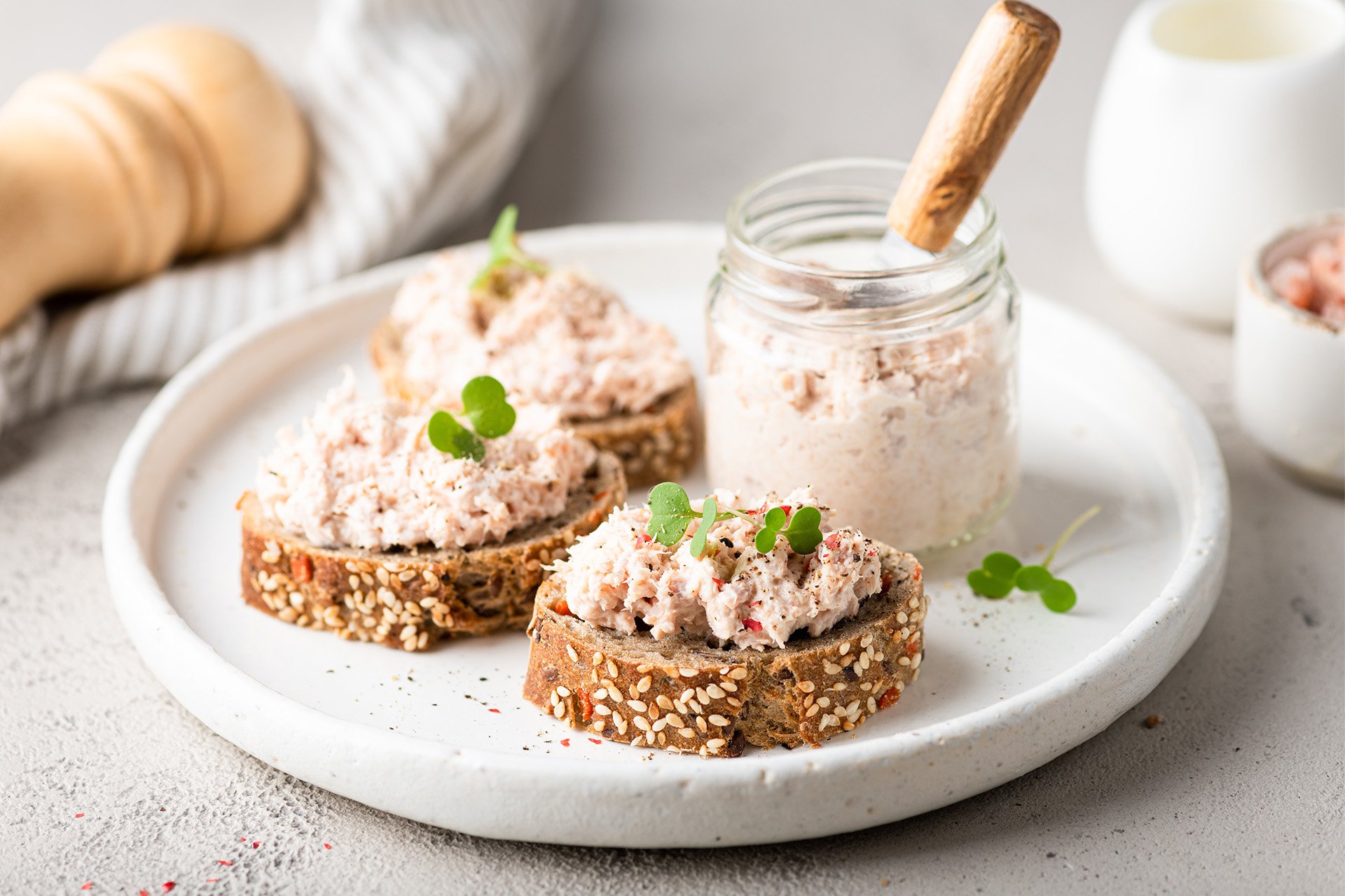 Pasabocas de tostadas con atún