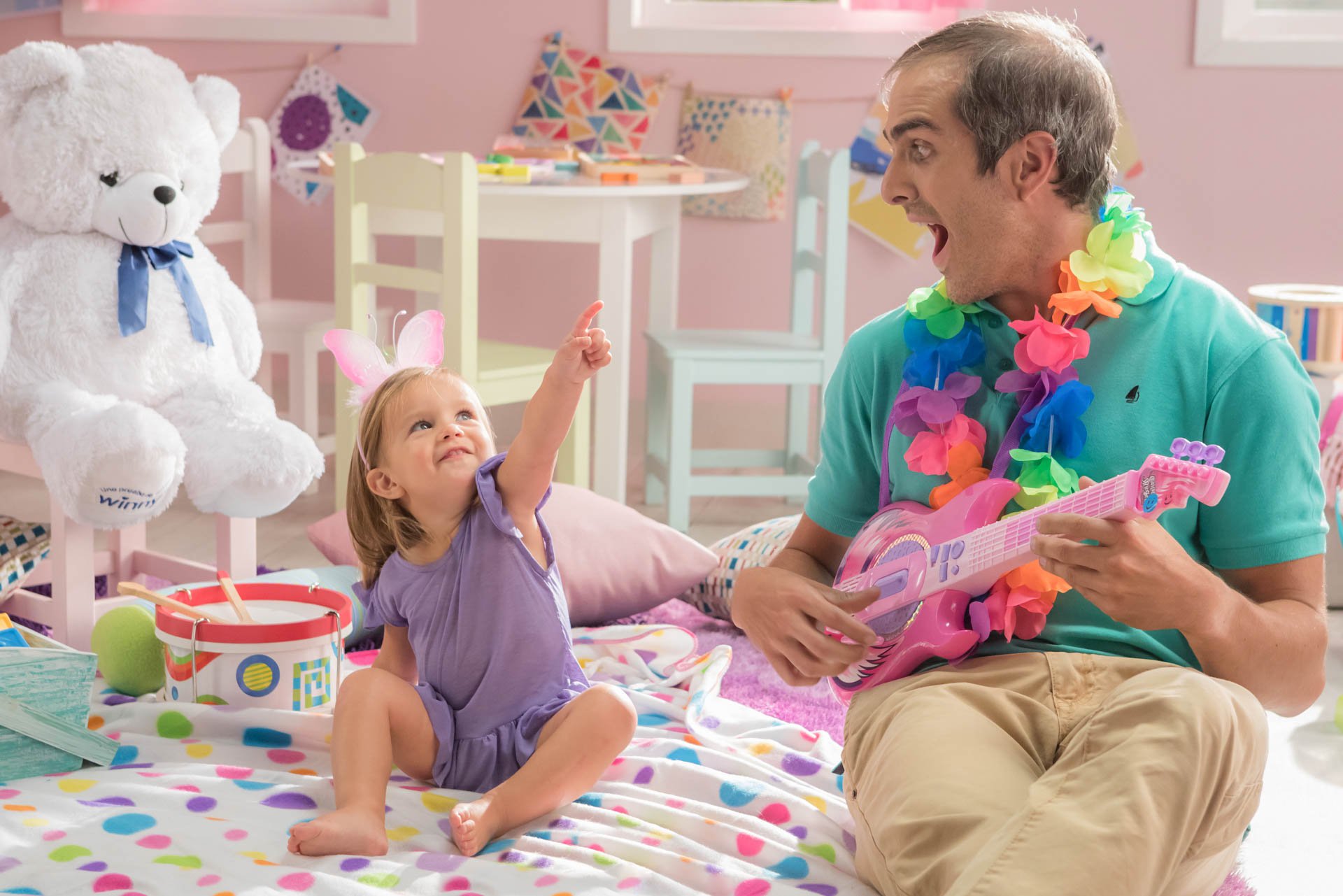 Bebé jugando su papá a cantar