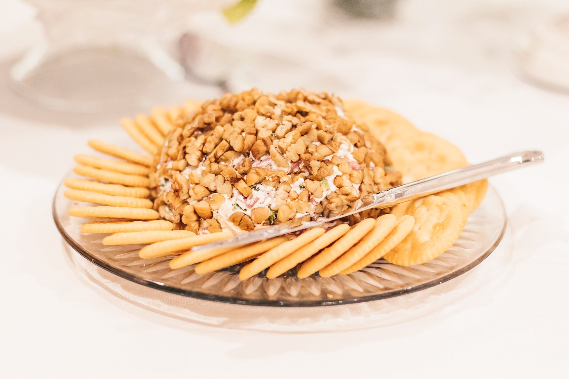 Bandeja de pasabocas con galletas y queso