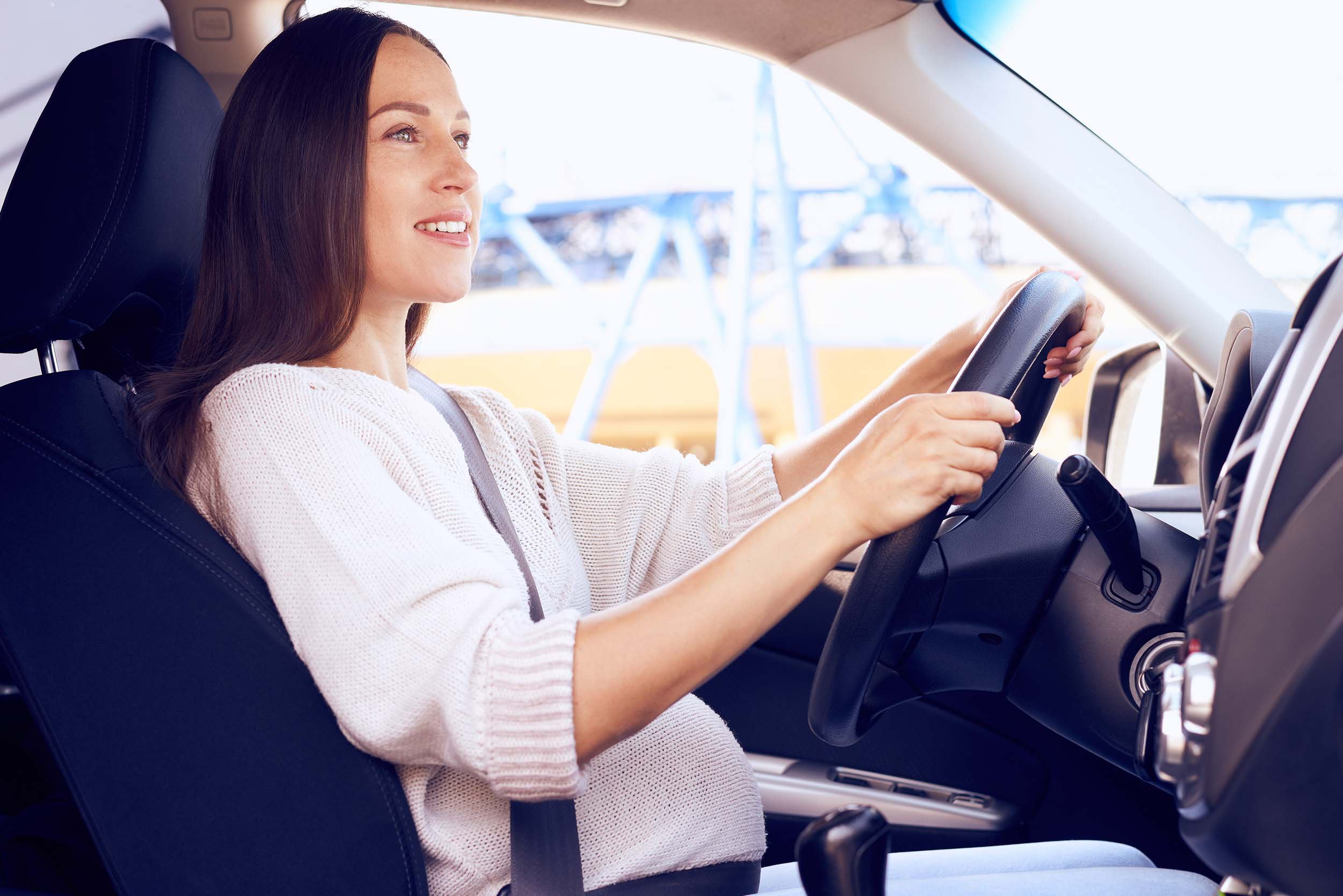 Mujer embarazada conduciendo