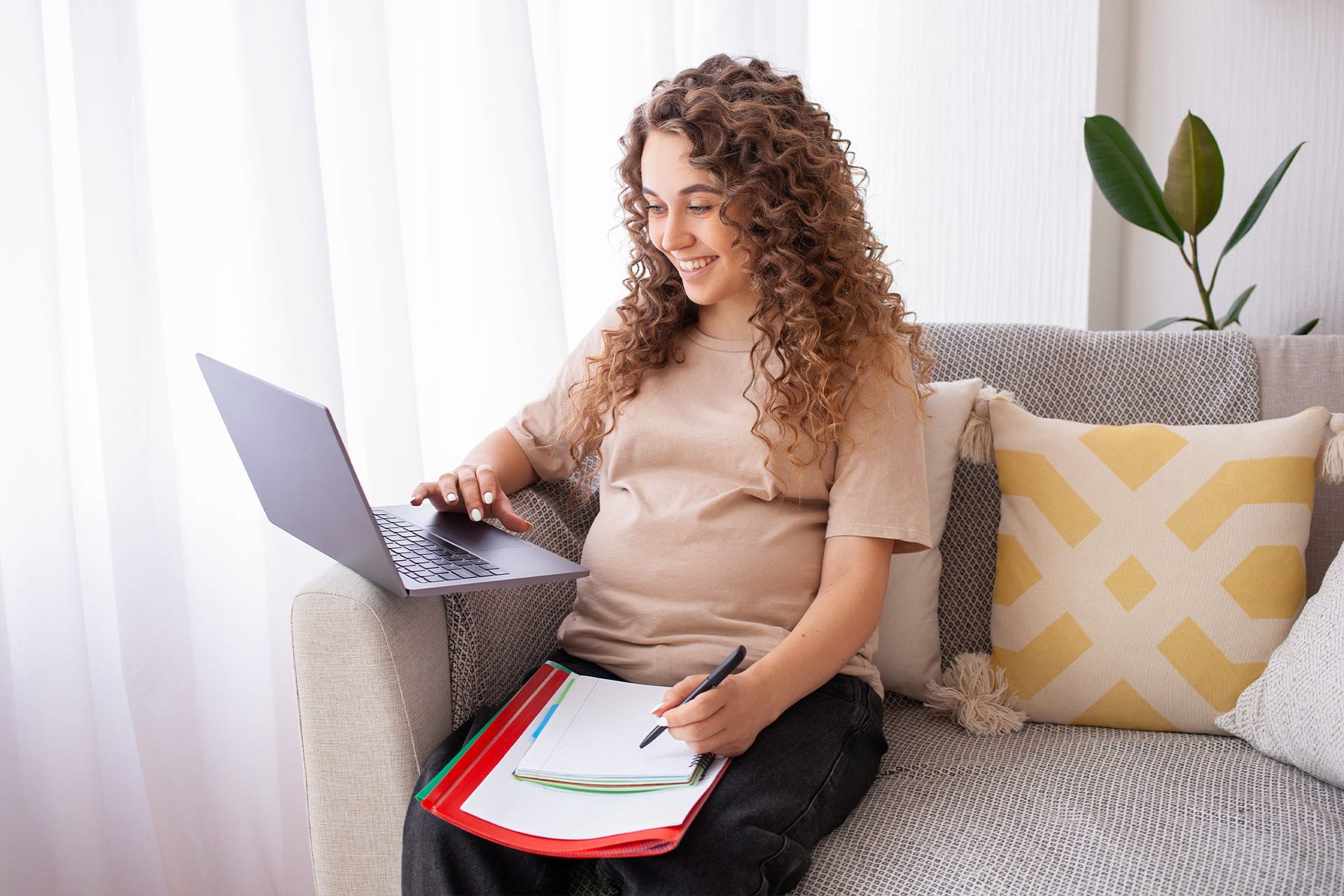 Mamá trabajando en el computador