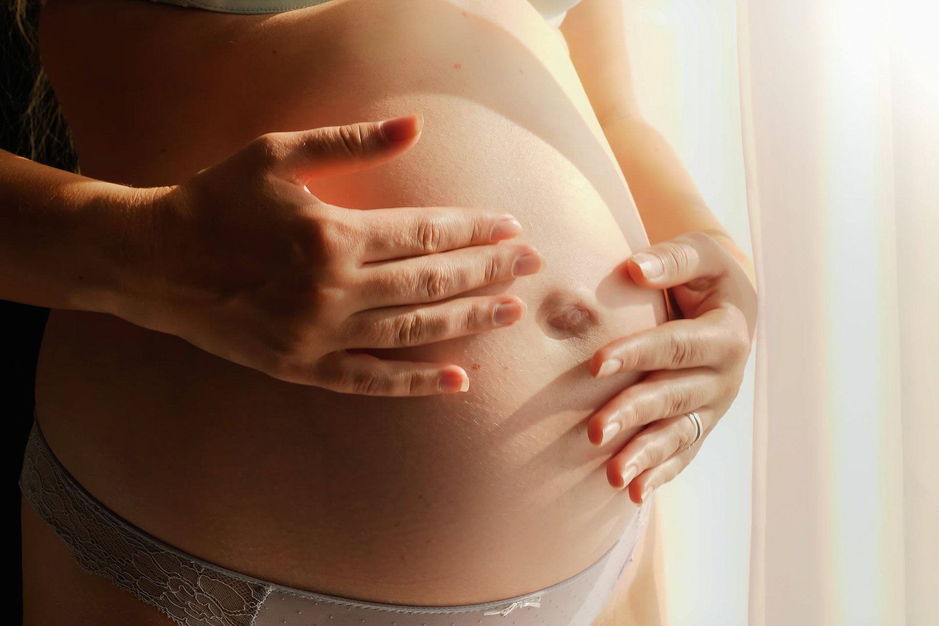 Embarazada acariciando su barriga