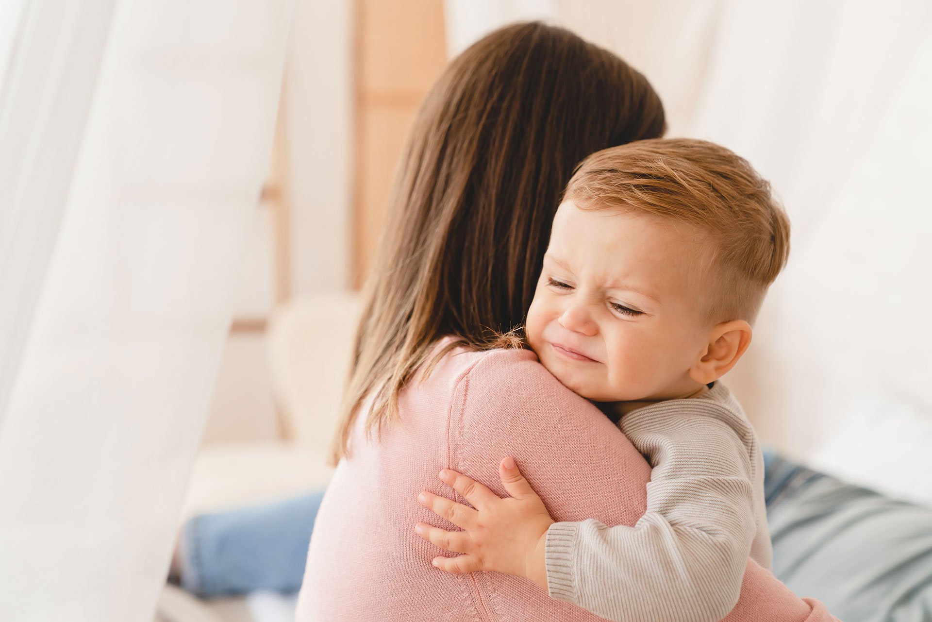 Mamá consolando a su bebé llorando