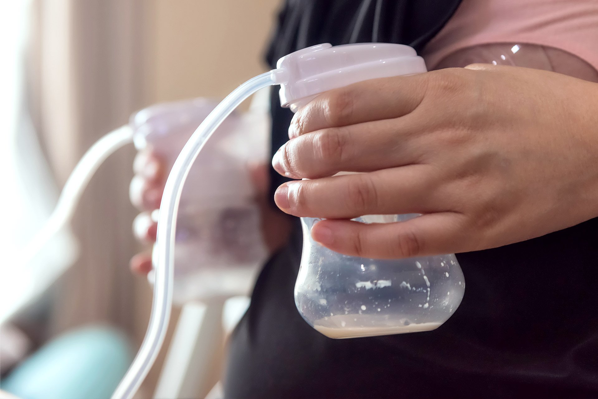 Mamá extrayendo leche en un tetero