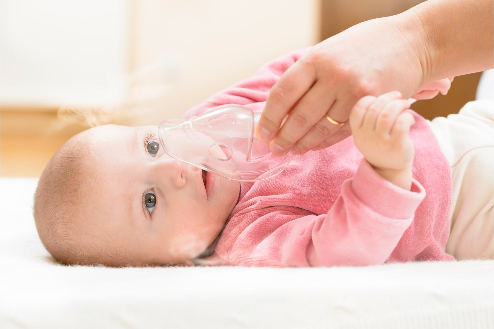 Bebé respirando con una máscara