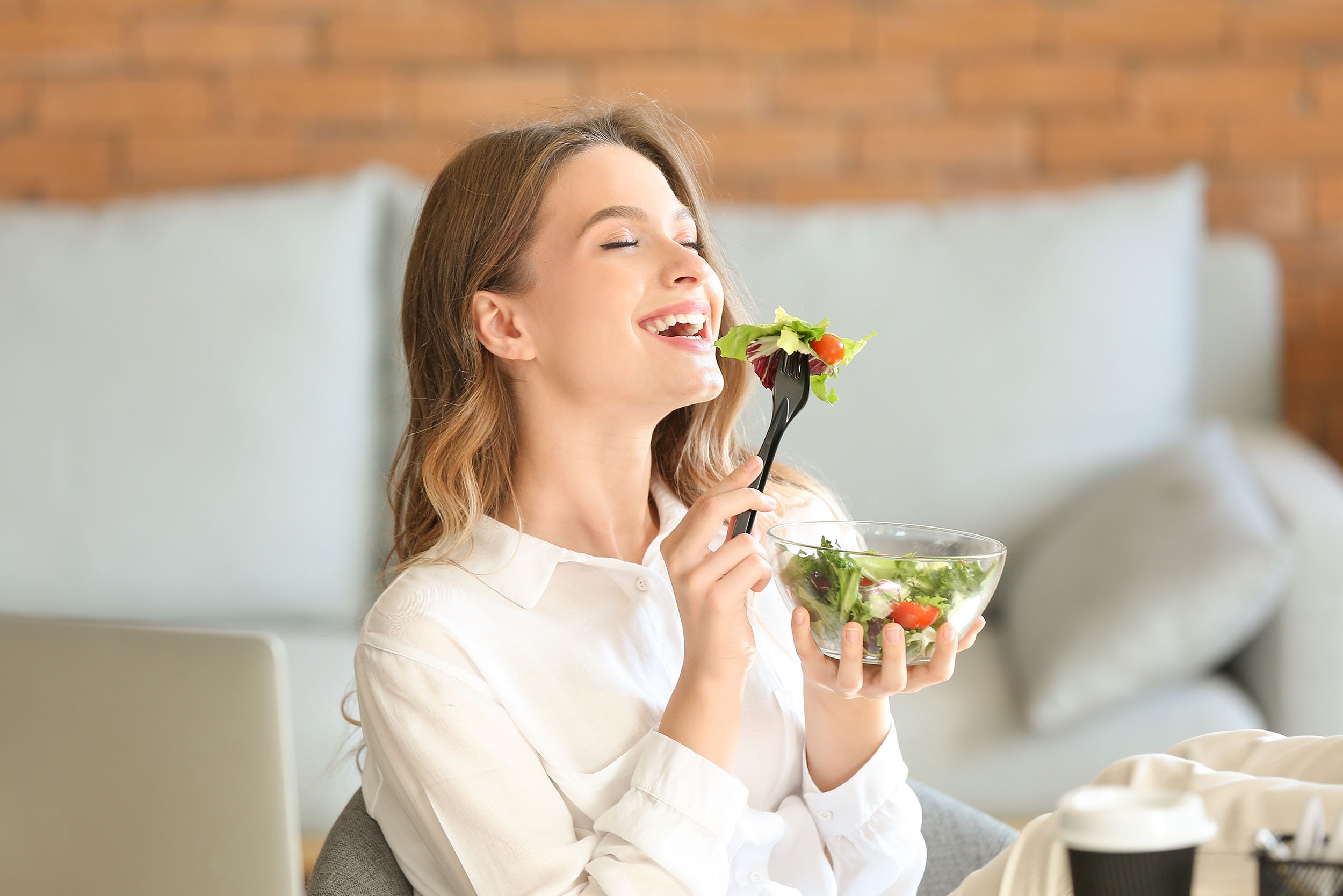 Mujer comiendo ensalada