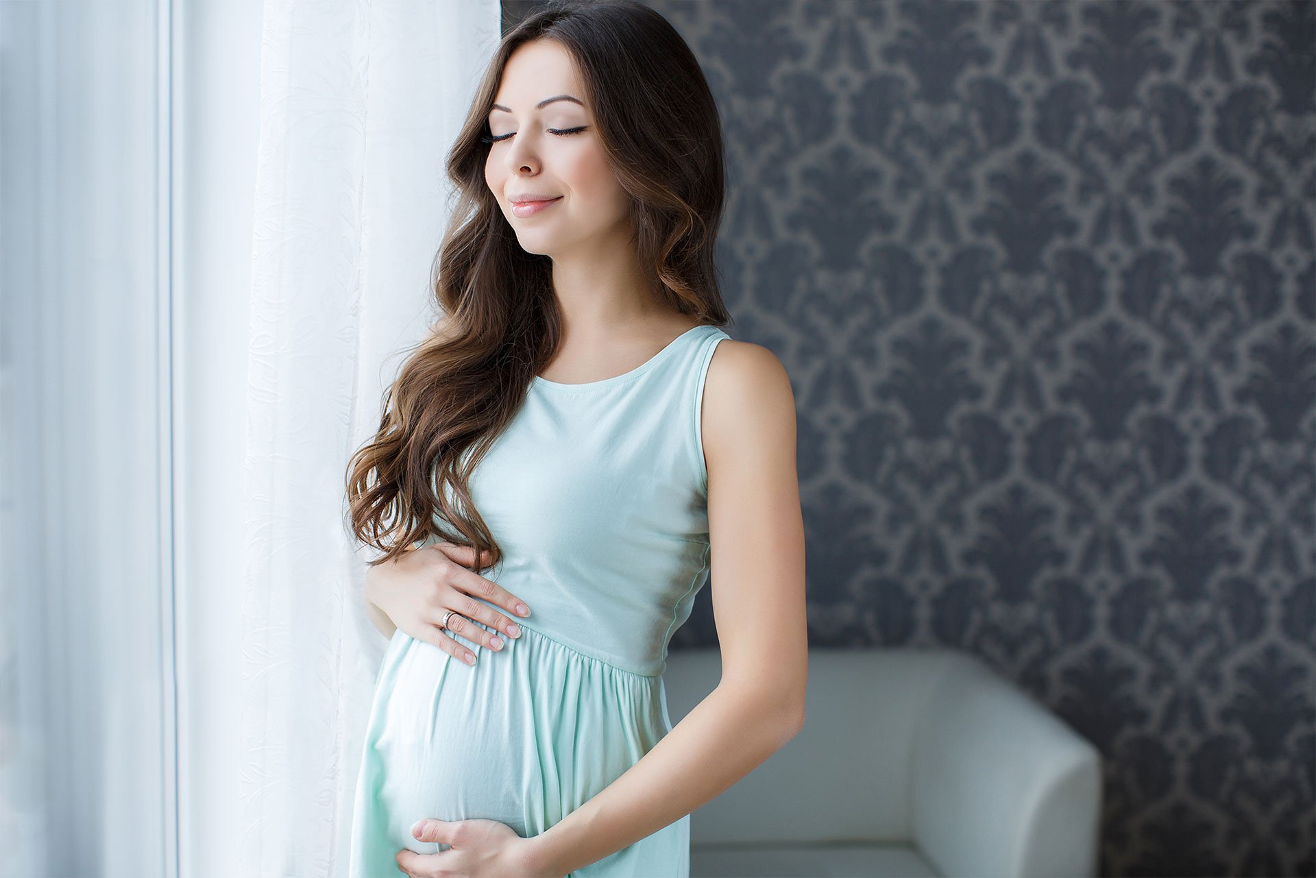 Embarazada acariciando su barriga