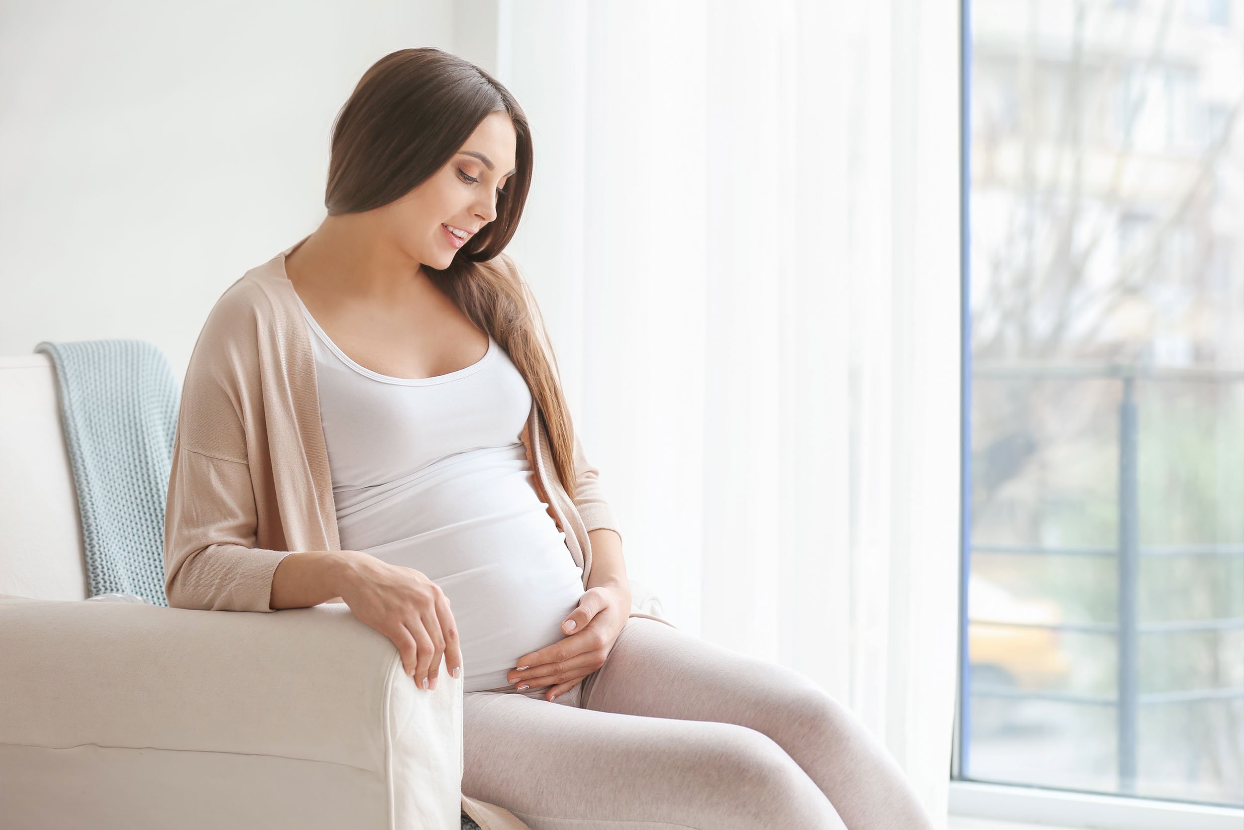 Embarazada acariciando su barriga