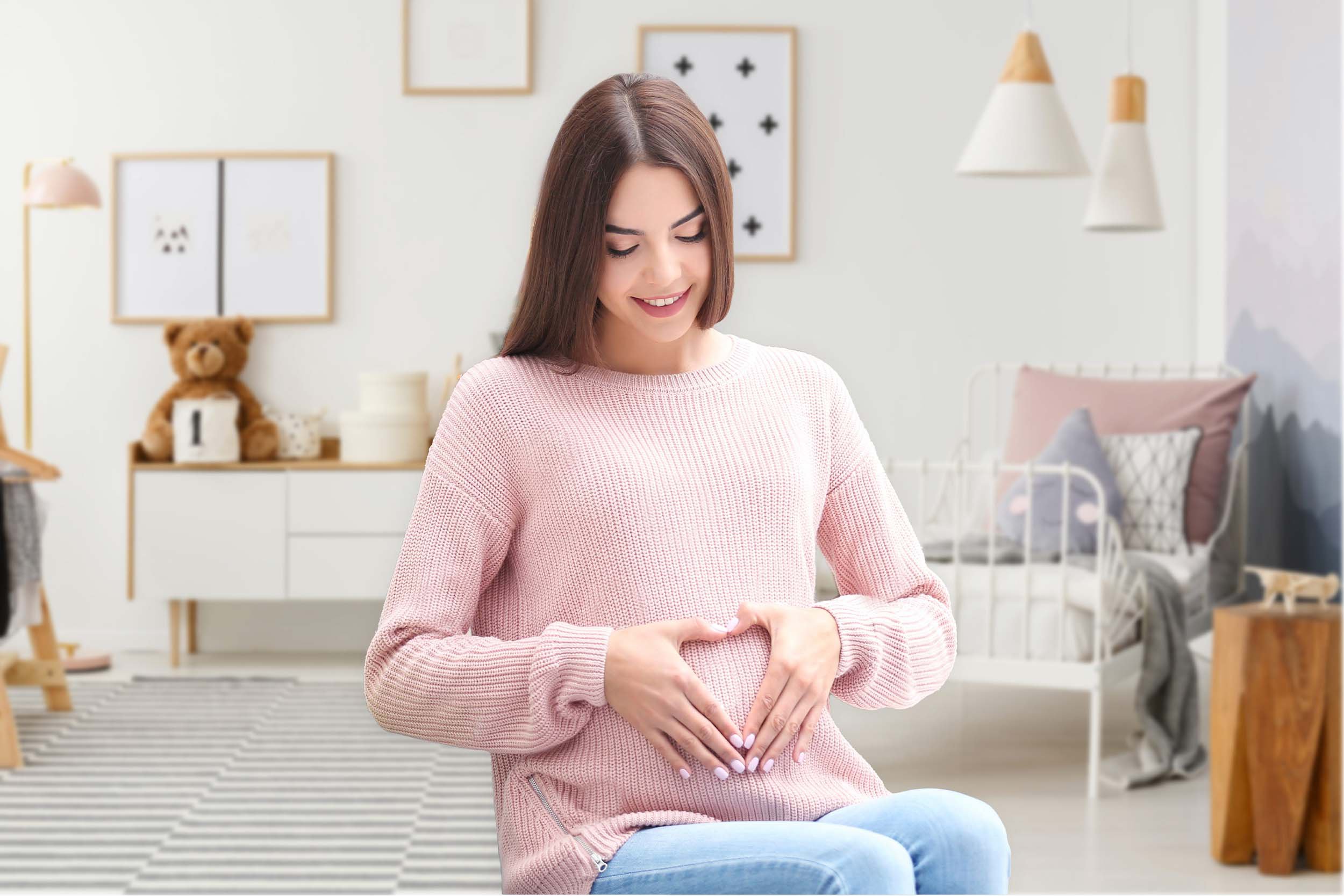Embarazada formando un corazón en su barriga