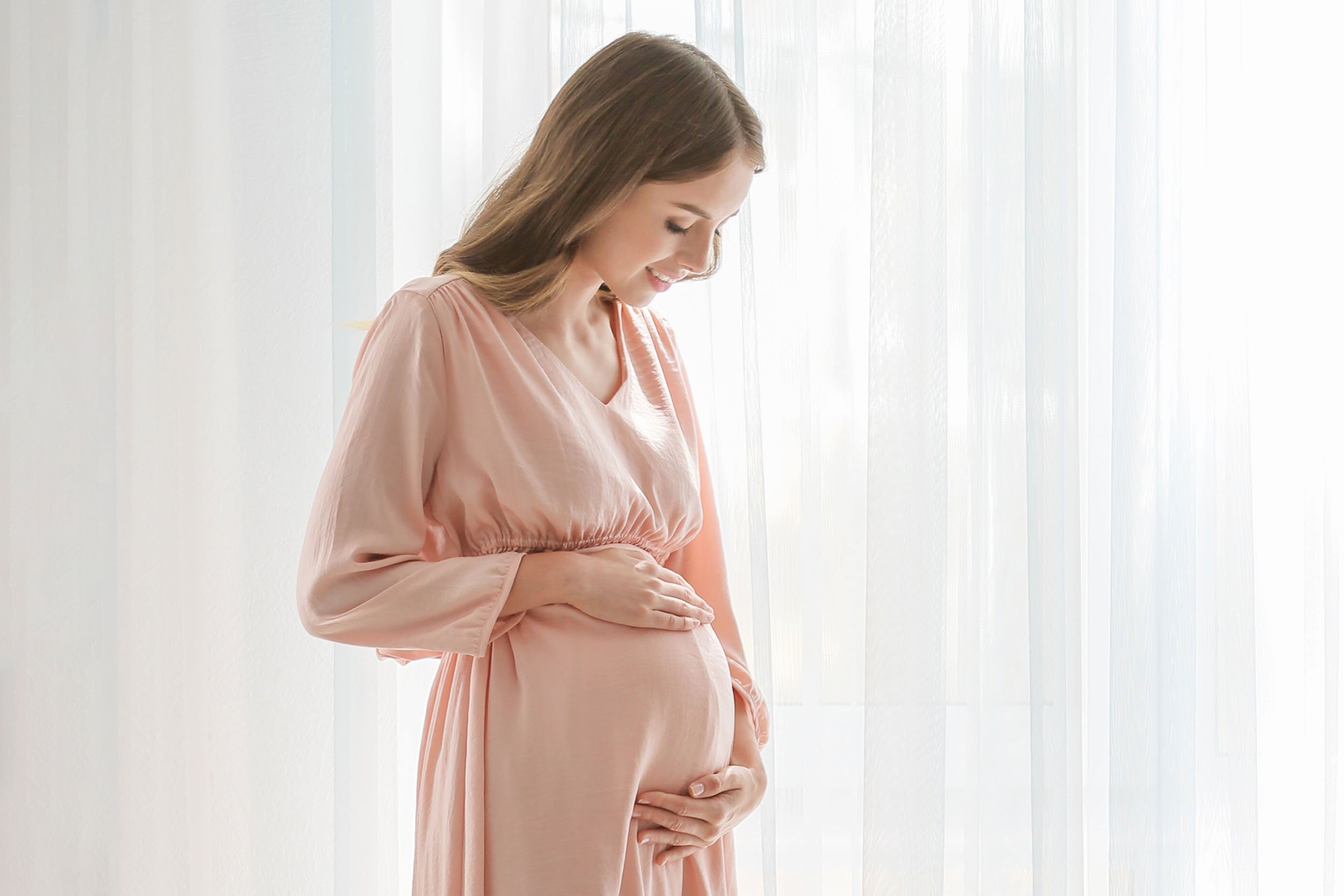 Embarazada acariciando su barriga