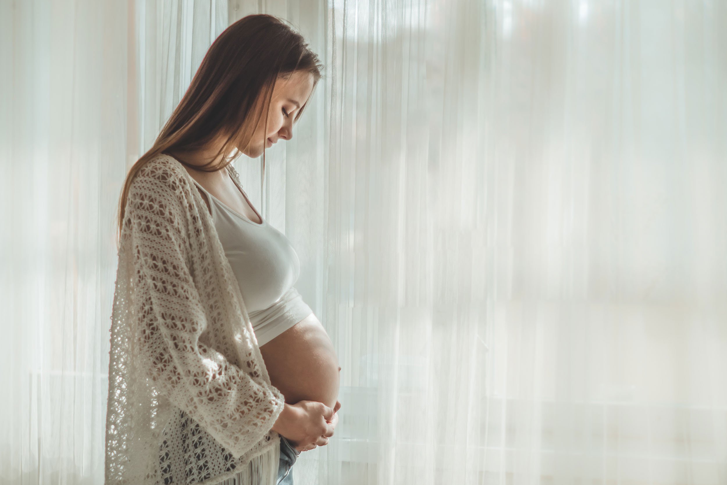 Embarazada acariciando su barriga