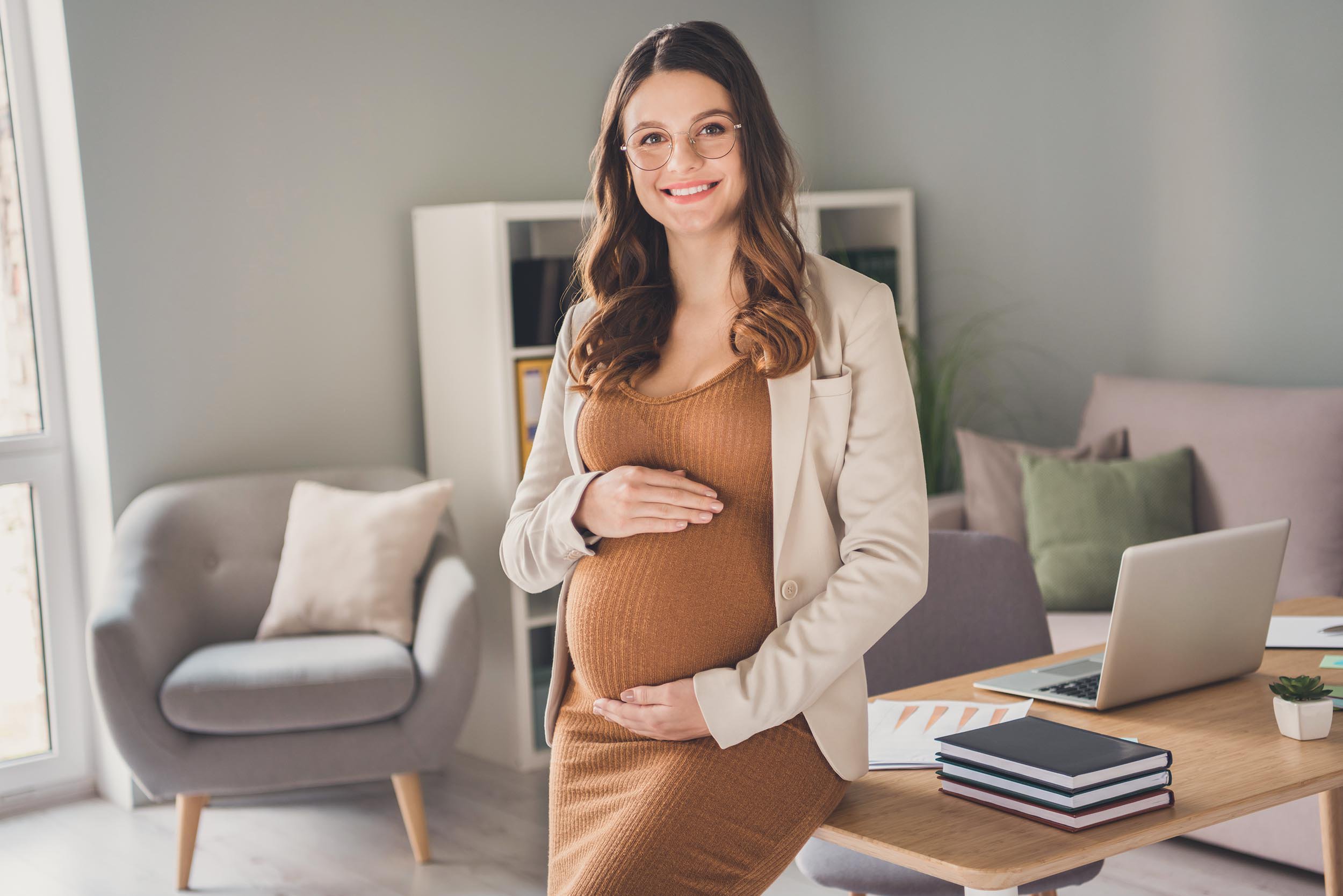 Embarazada acariciando su barriga
