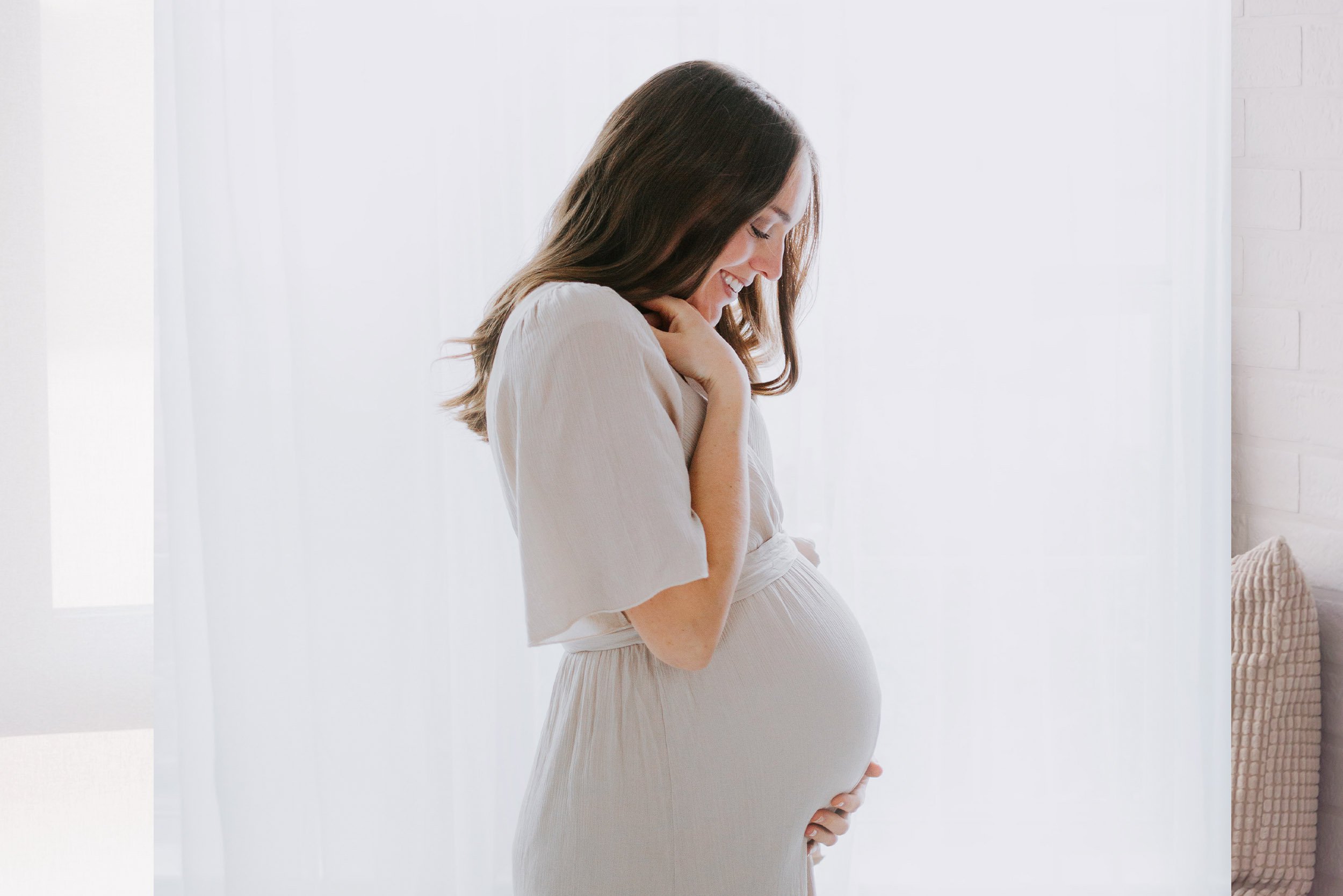 Embarazada feliz mirando su barriga
