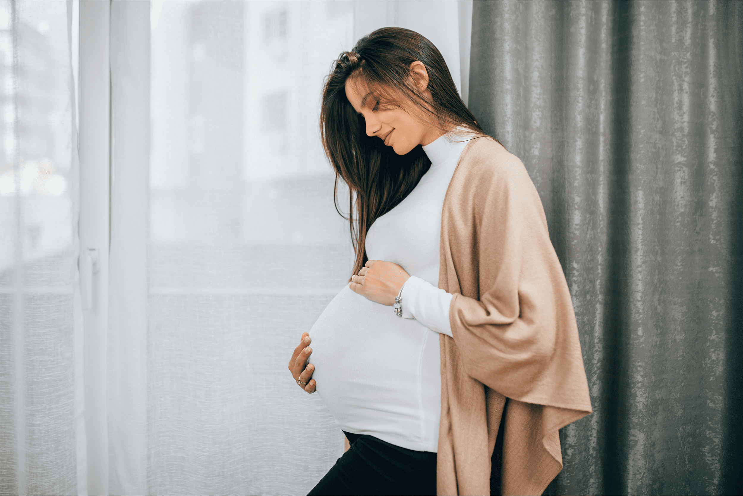 Embarazada acariciando su barriga