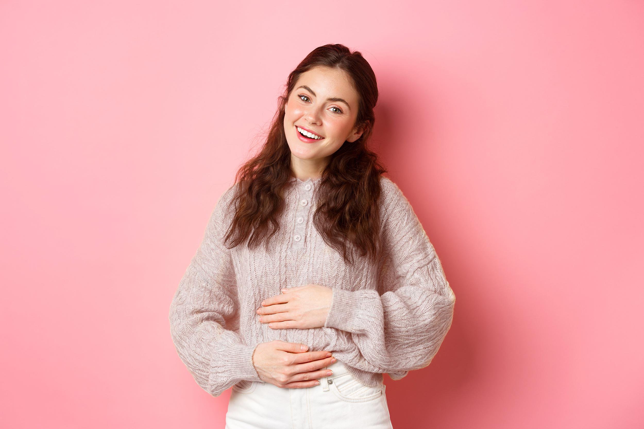 Embarazada acariciando su barriga