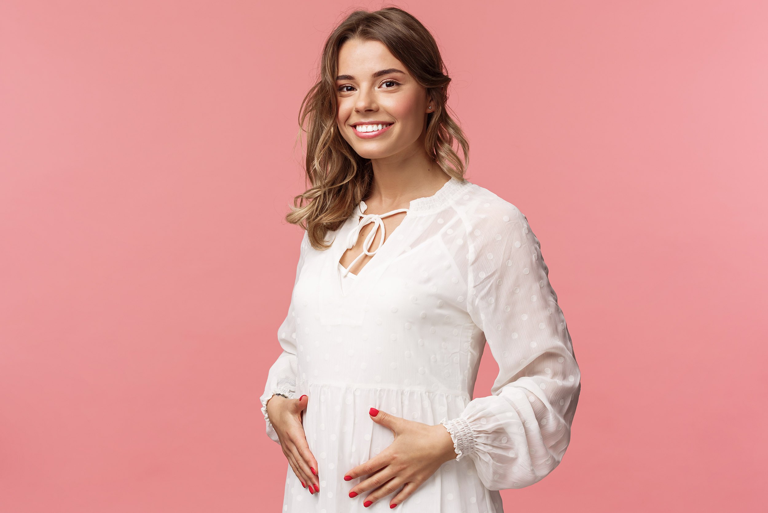Embarazada acariciando su barriga