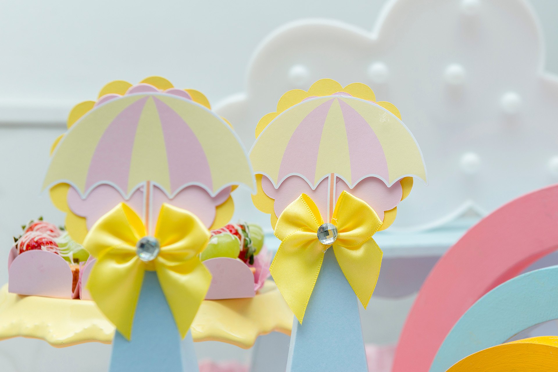 sombrillas de papel y dulce para decorar