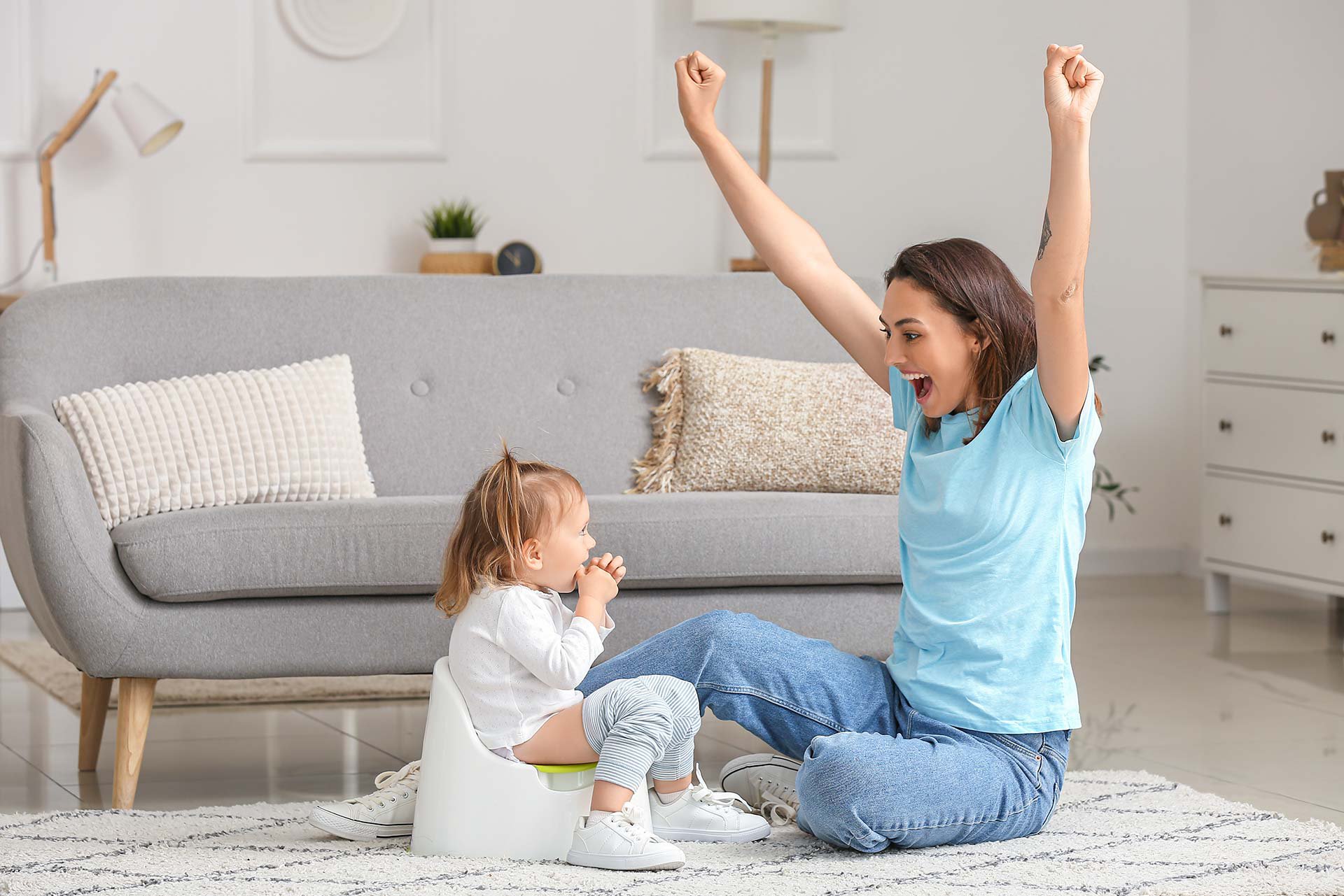 Mamá celebrando que su bebé aprendió a ir al baño