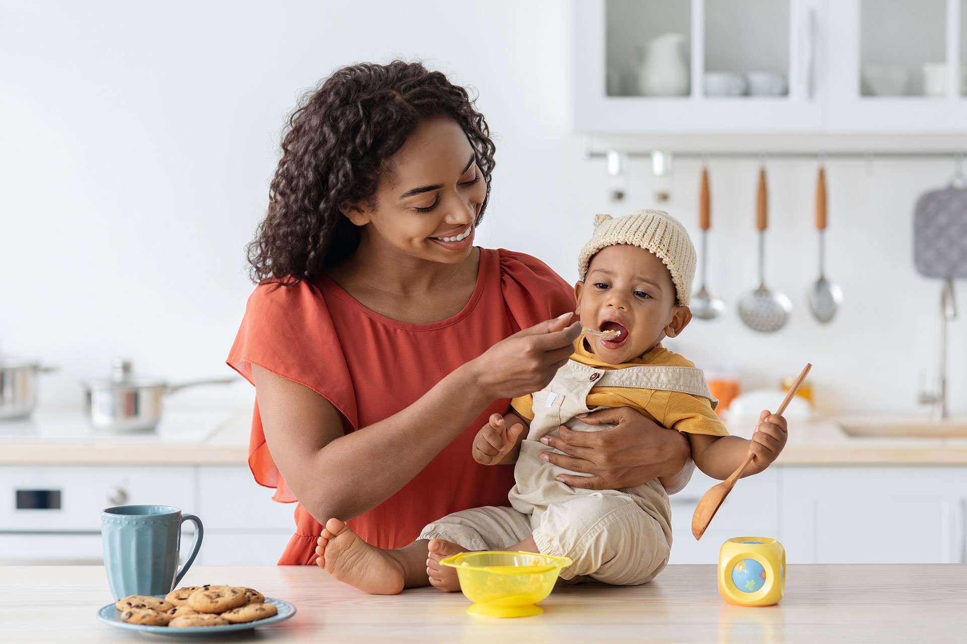 Mamá alimentando a su bebé.