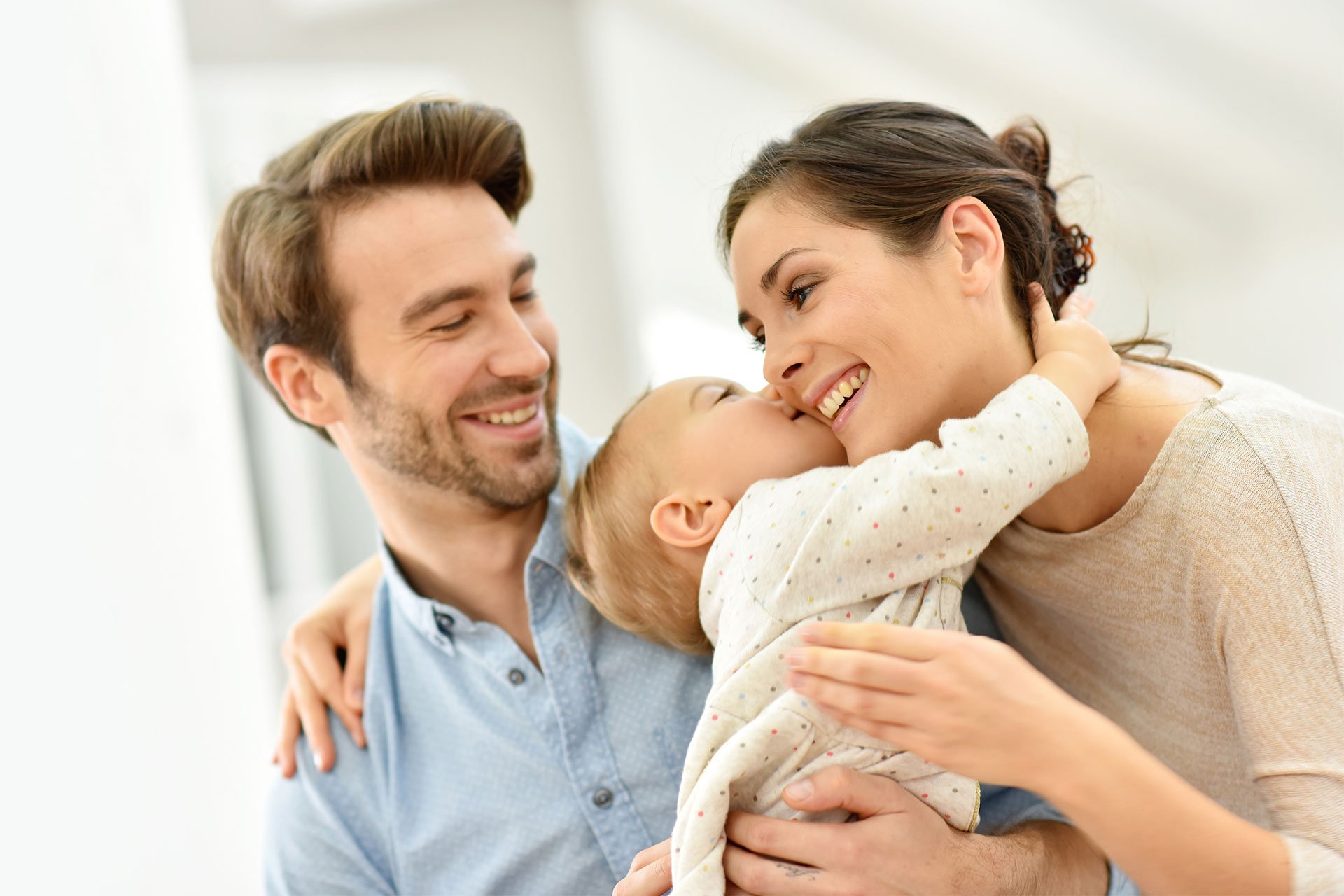 Babé dándole un beso a su mamá
