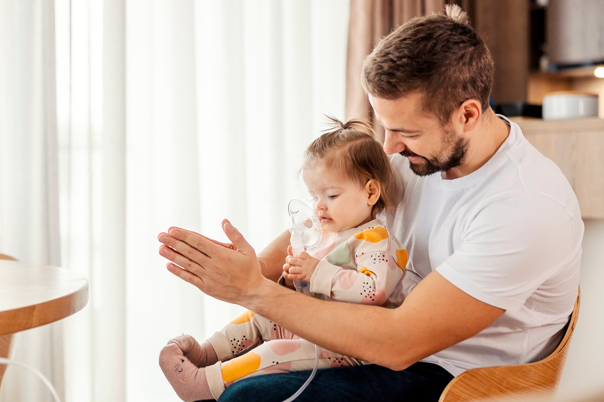 Bebé  junto a su papá aprendiendo a usar respirador