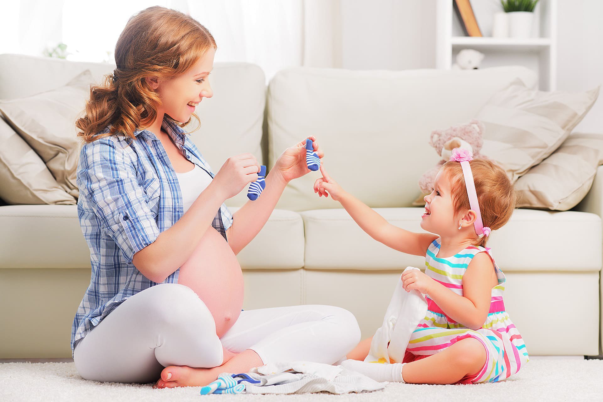 Mamá embarazada jugando con su bebé