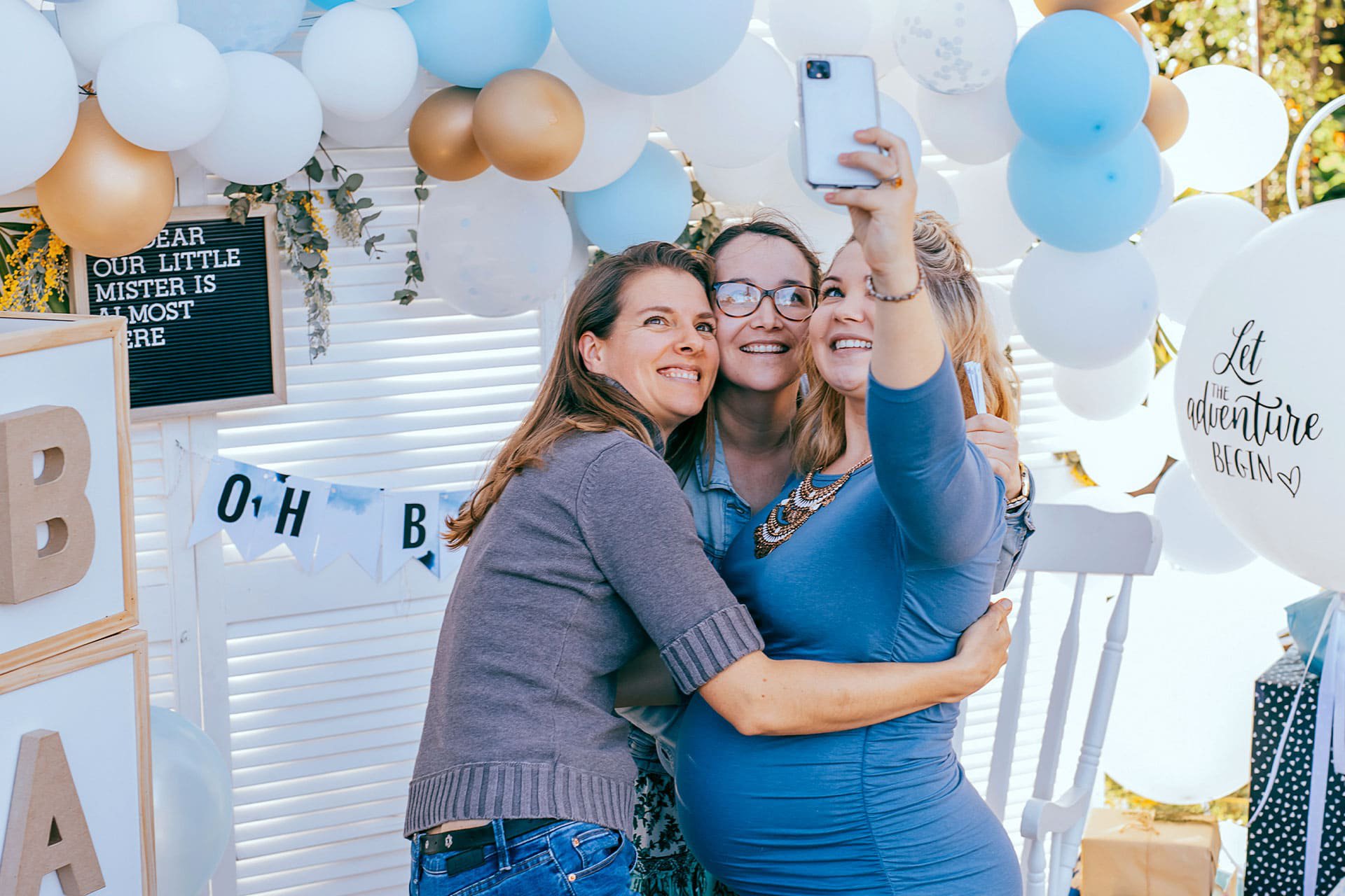 Mamá con  amigas en su baby shower