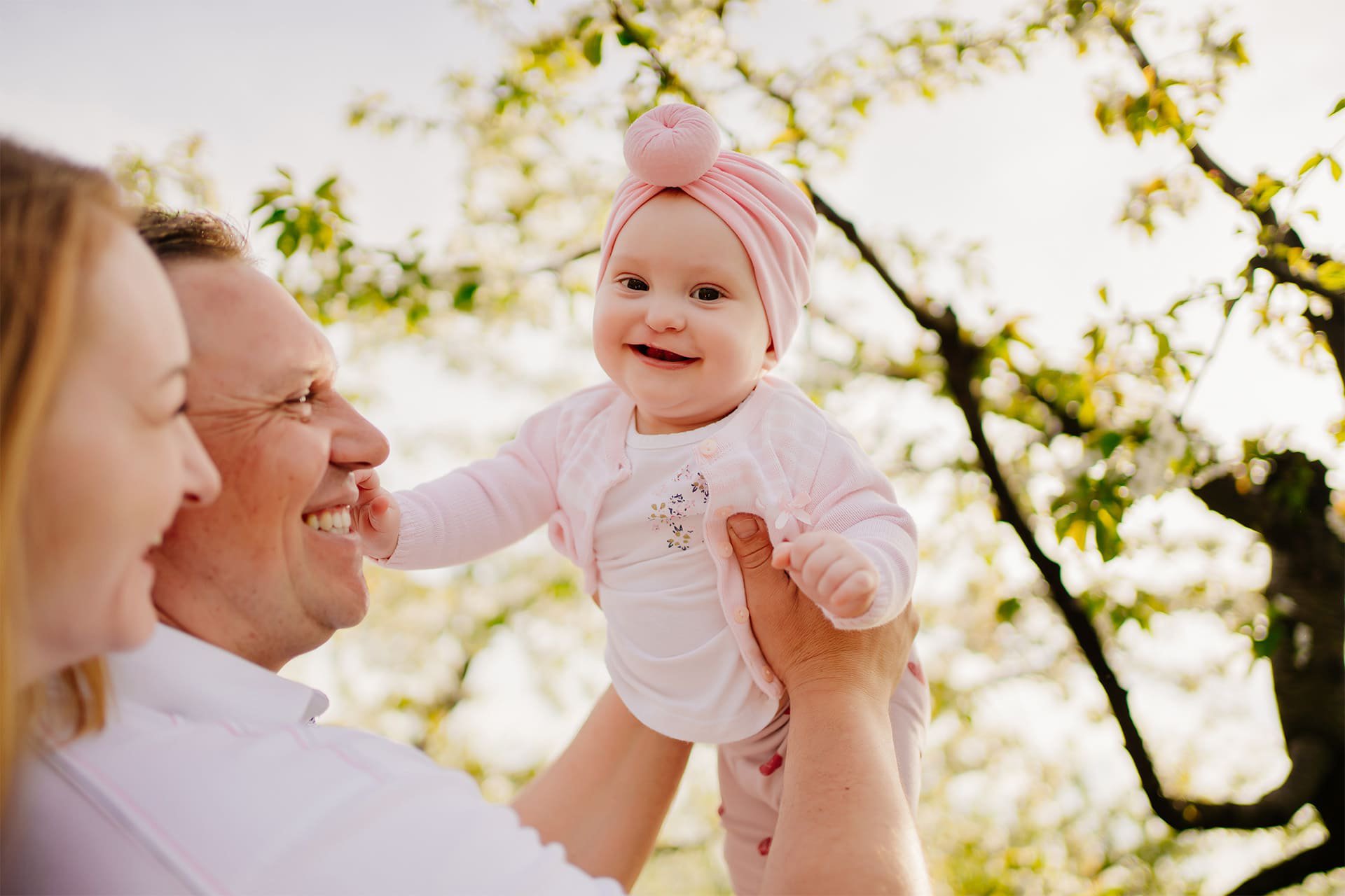 Bebé con labio leporino disfrutando con sus padres.