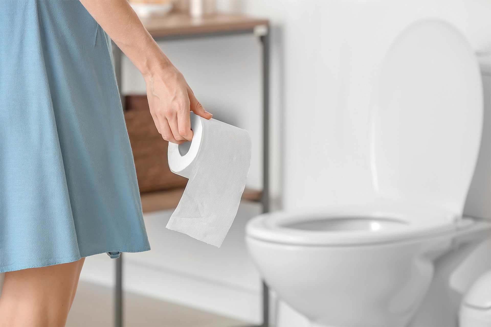 Mujer yendo al baño.