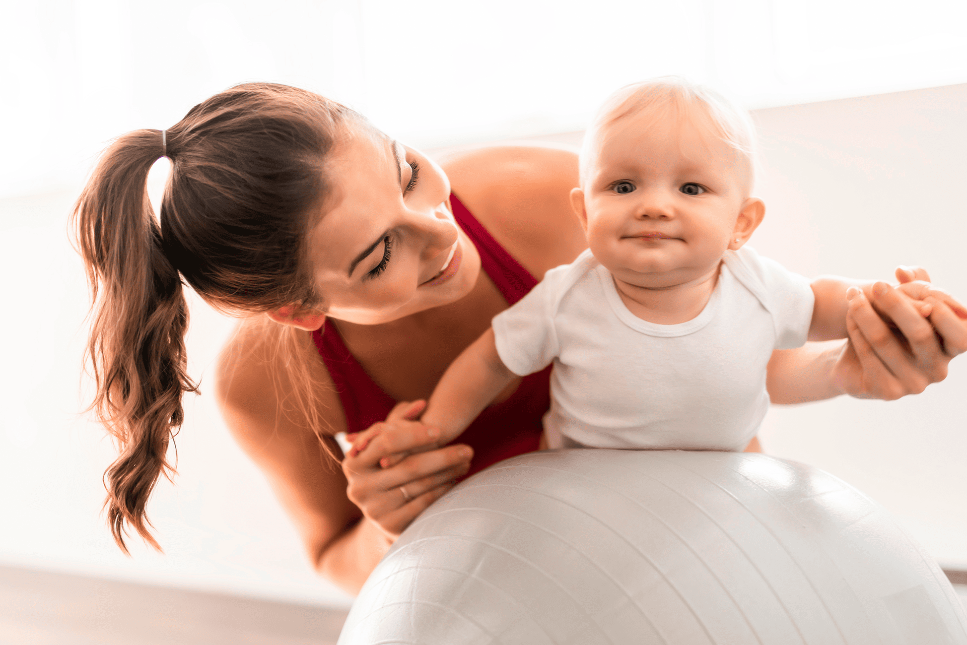 Mamá jugando con su bebé.