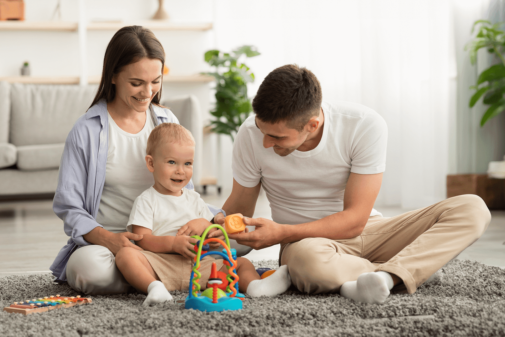 Padres jugando con su bebé.