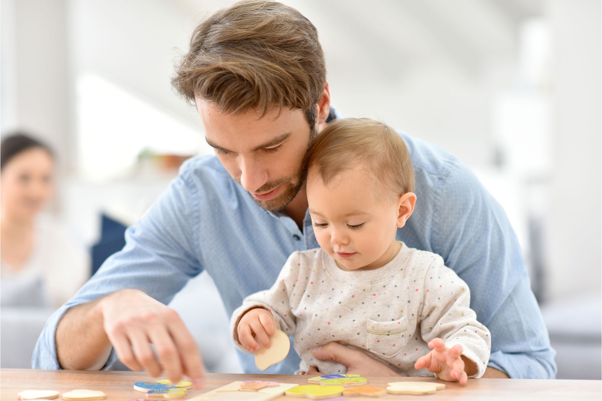Papá enseñando a su bebé