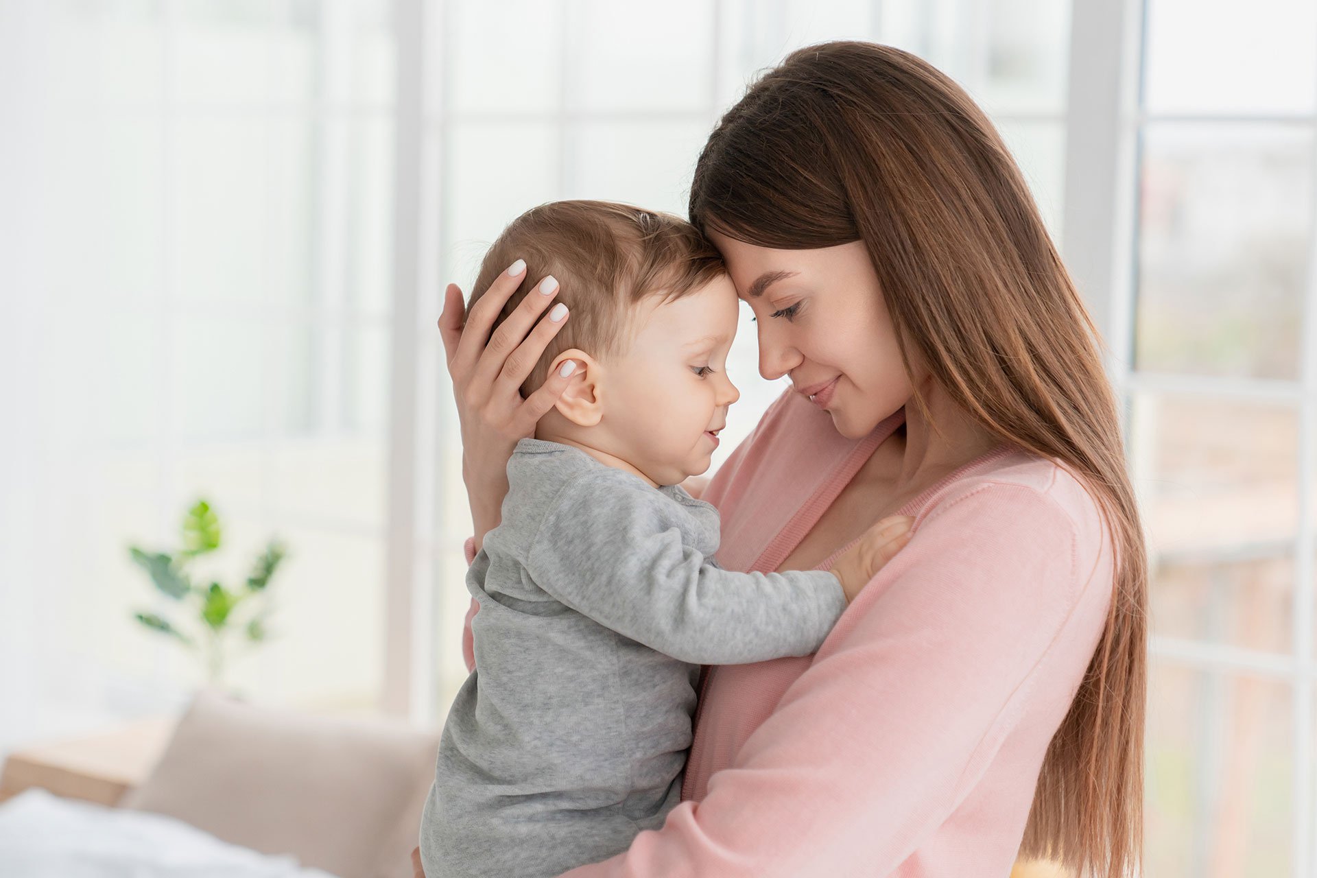 Mamá cargando a su bebé