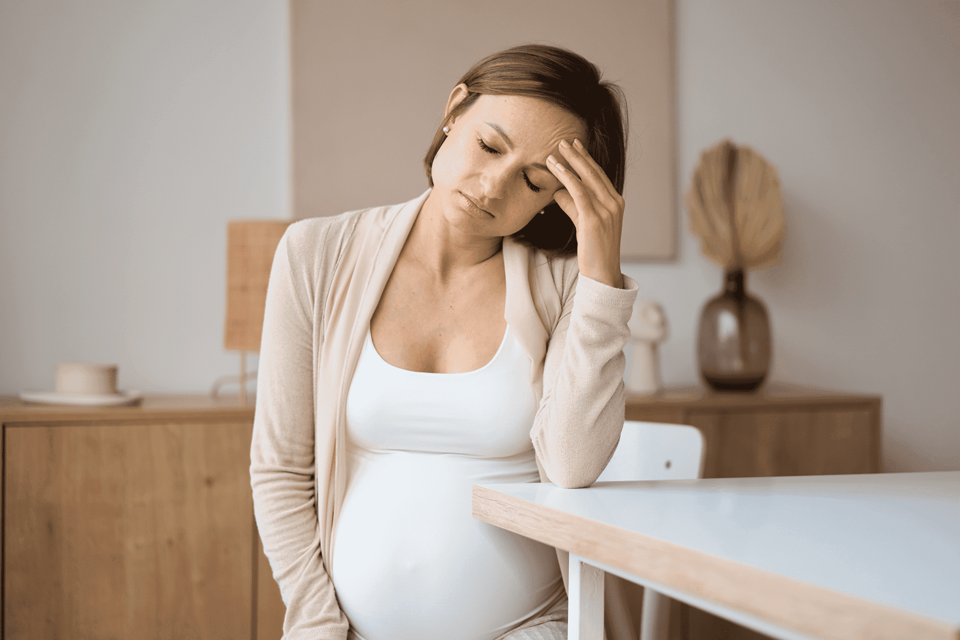 Mujer embarazada con dolor de cabeza.