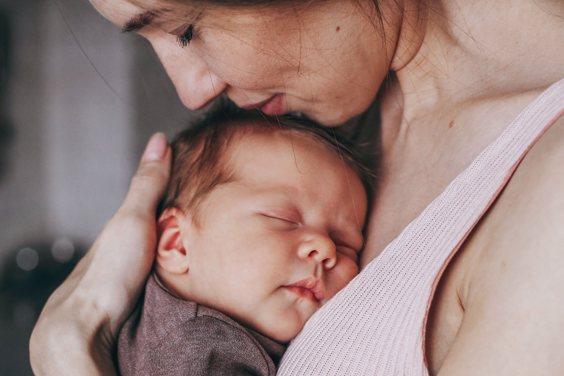 Mamá durmiendo a su bebé en su pecho