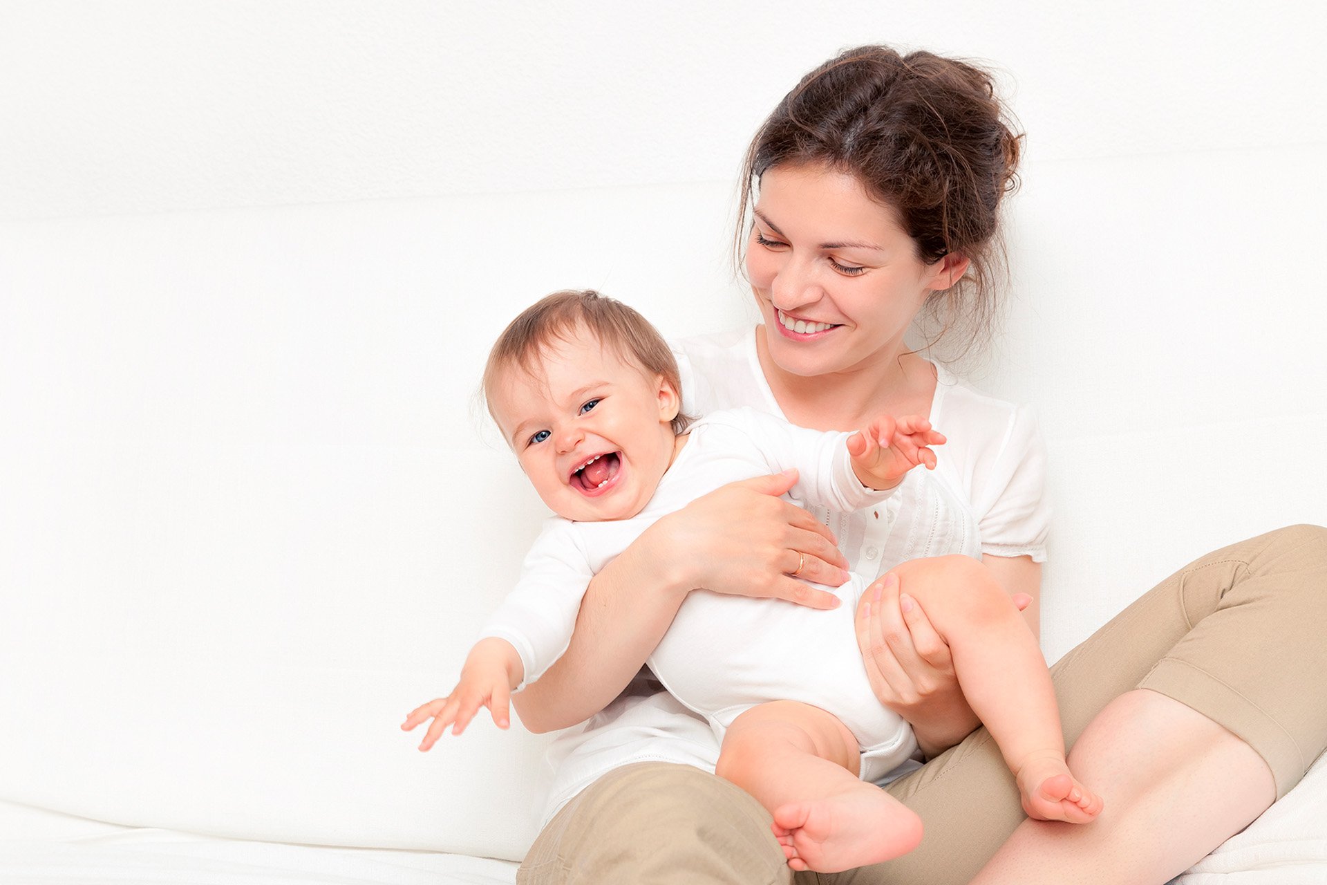Bebé riéndose con su mamá