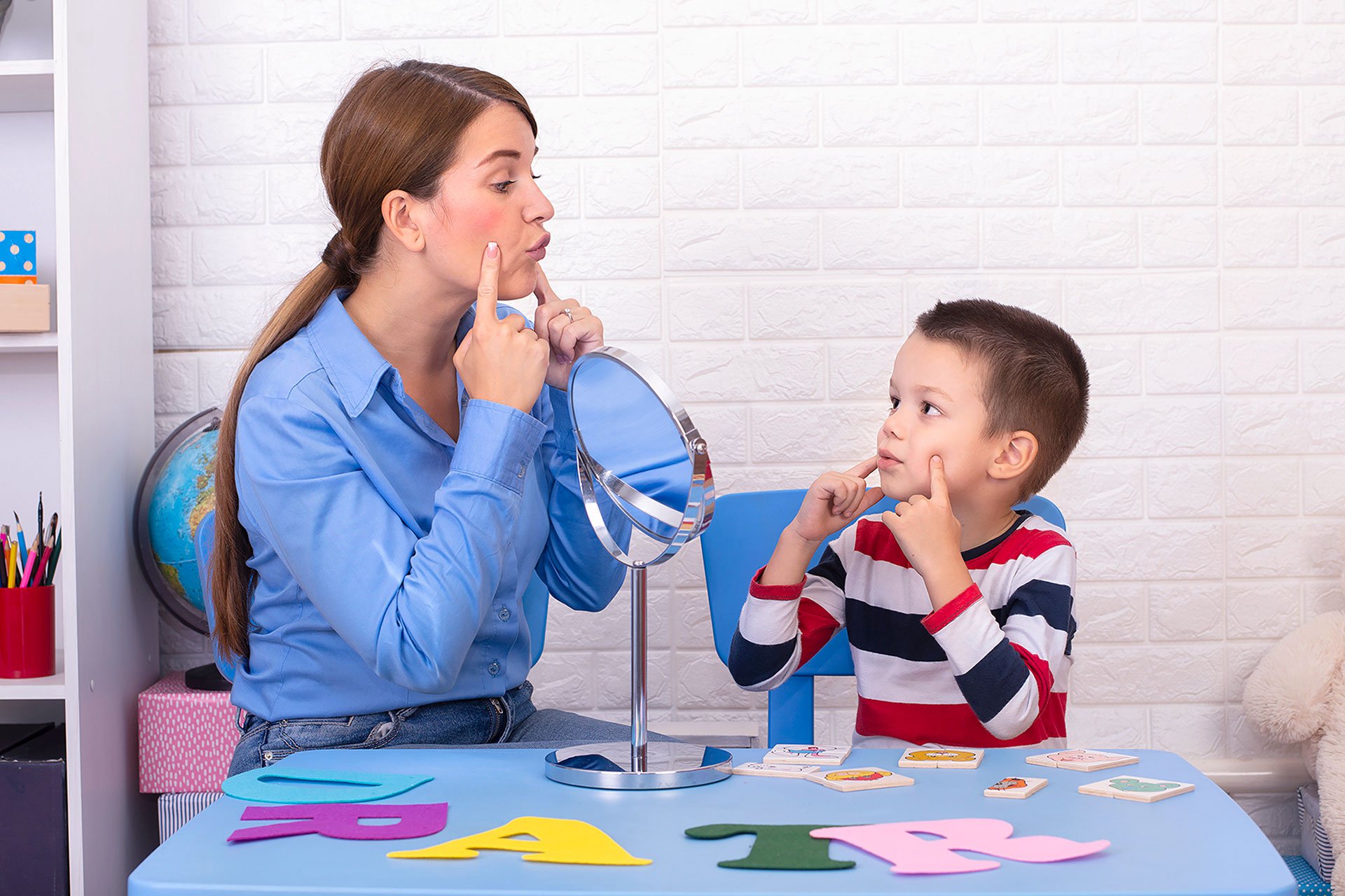 Mamá enseñando a su hijo las partes de la cara