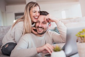 Pareja feliz sonriendo