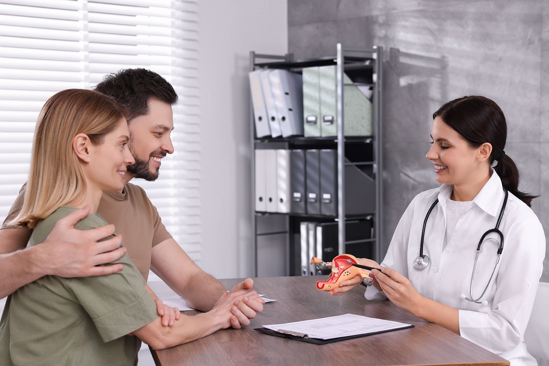 Pareja visitando a su médico