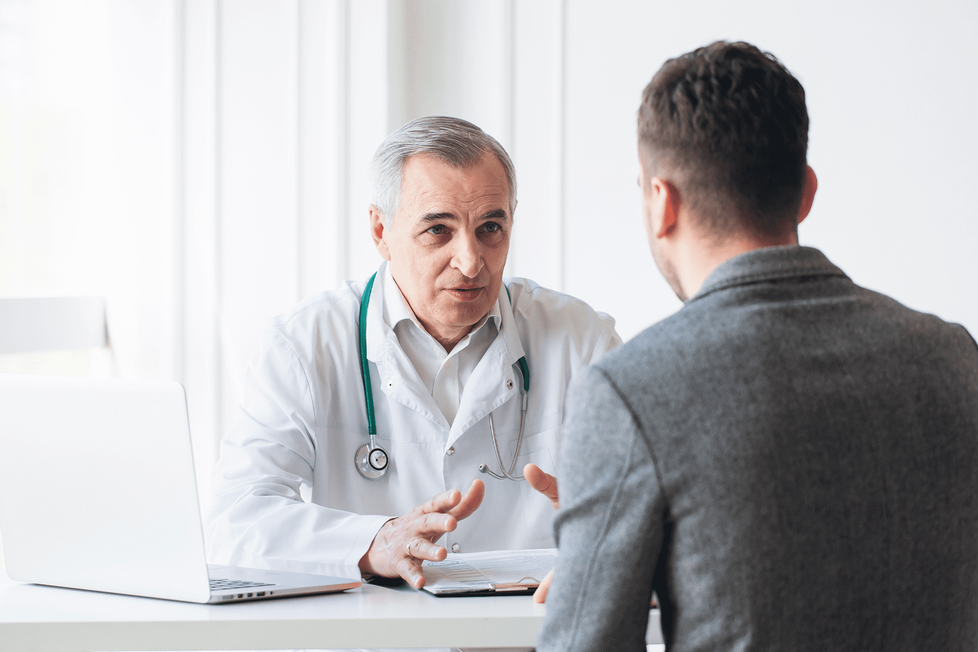 Hombre en consulta médica.