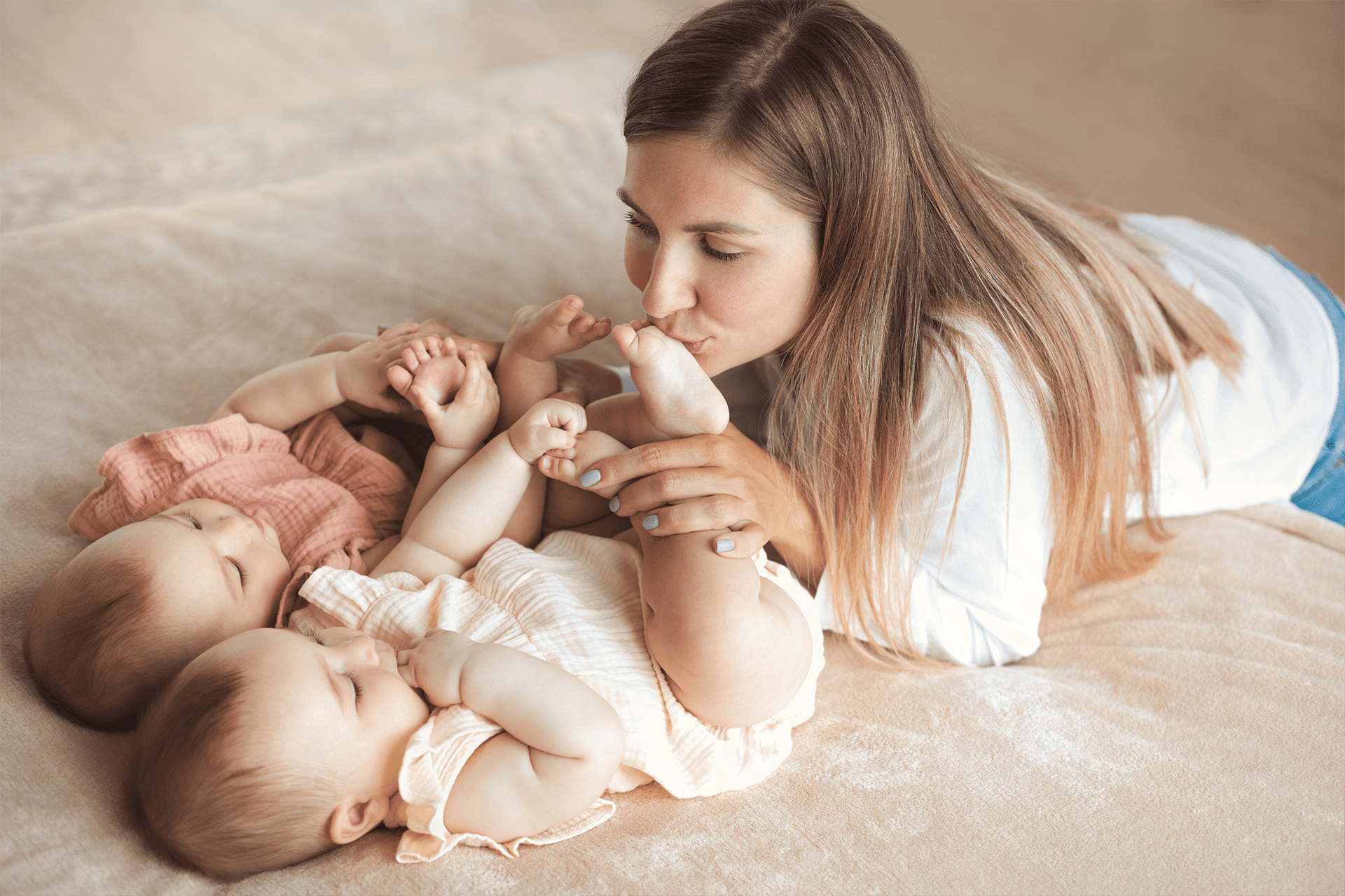 Mamá cuidando a sus bebés.