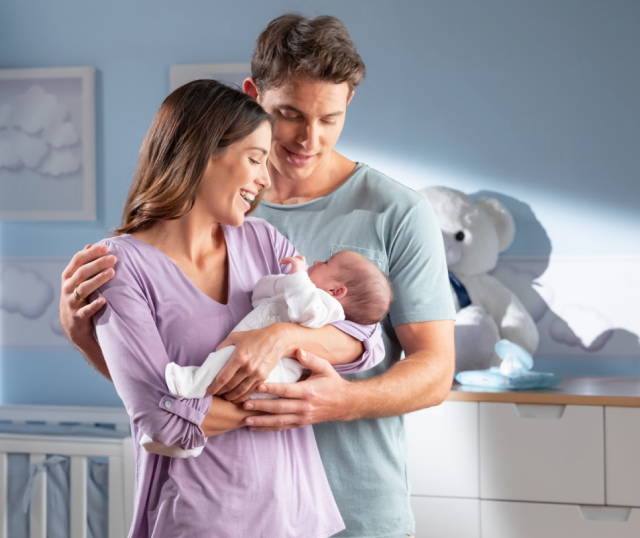 Papás cargando a su bebe recién nacido
