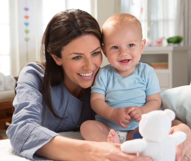 Bebé jugando con su mamá