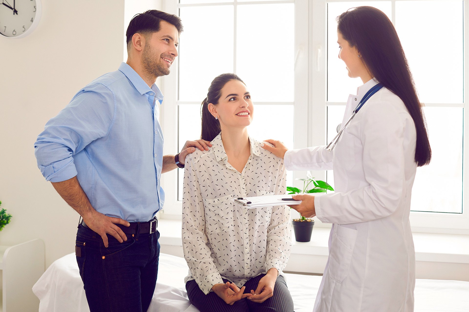 Pareja en consulta médica.
